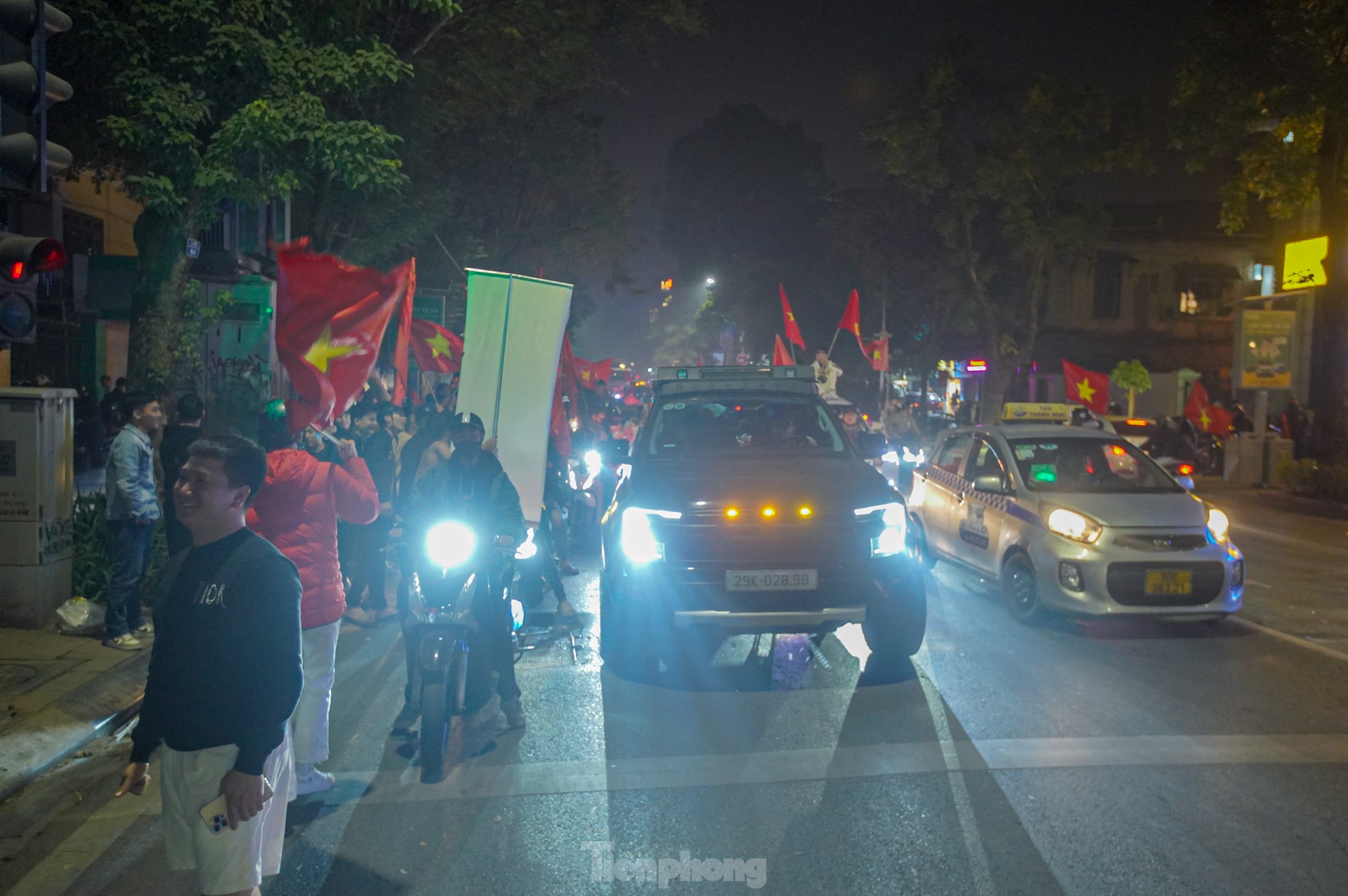 Đi bão văn minh của người dân trong đêm 'Hà Nội không ngủ' ảnh 7