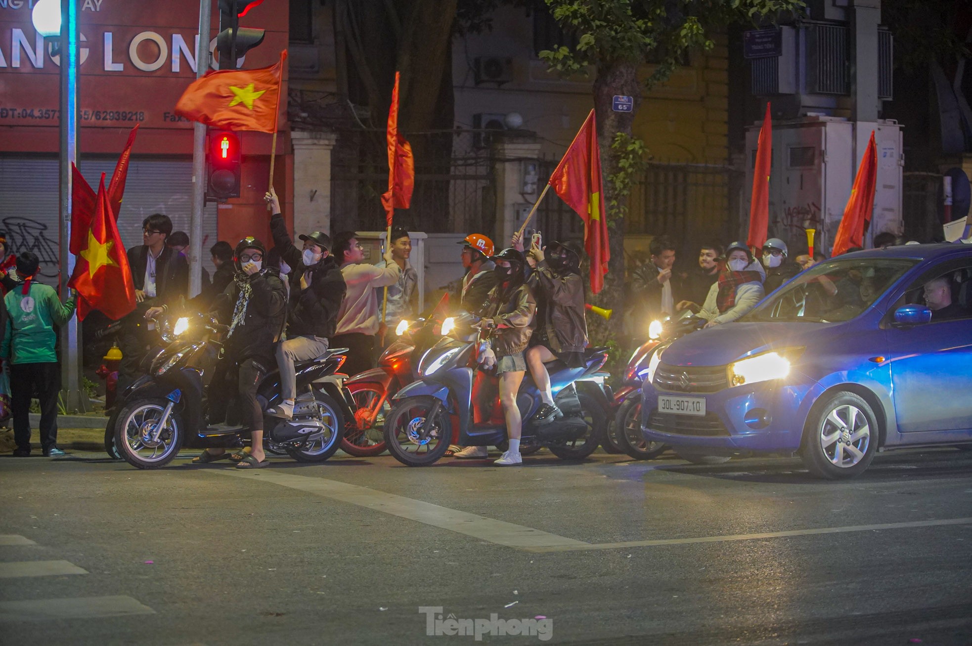 Đi bão văn minh của người dân trong đêm 'Hà Nội không ngủ' ảnh 8