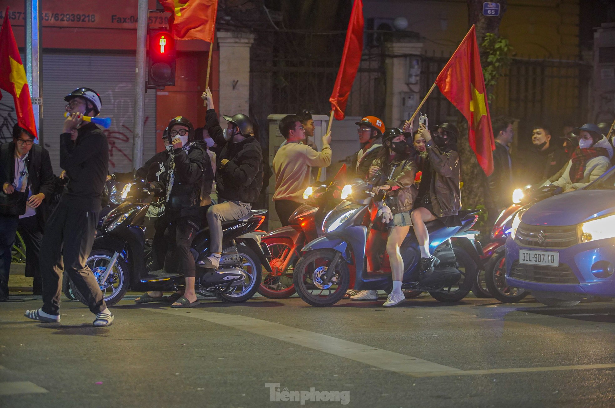Đi bão văn minh của người dân trong đêm 'Hà Nội không ngủ' ảnh 9