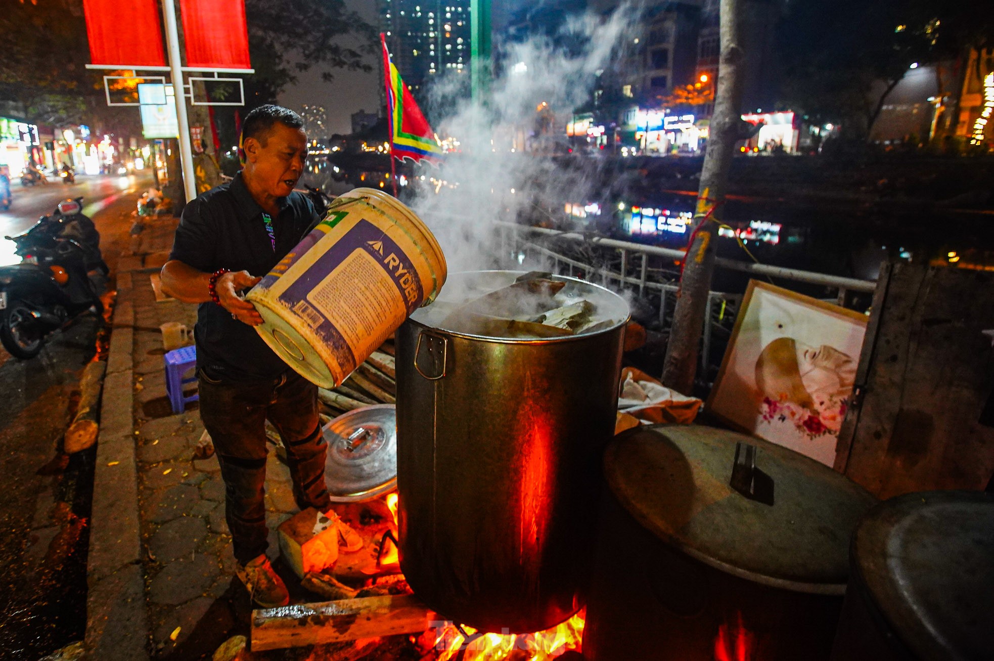 Người Hà Nội luộc bánh chưng trên vỉa hè, thức xuyên đêm chờ bánh chín ảnh 6