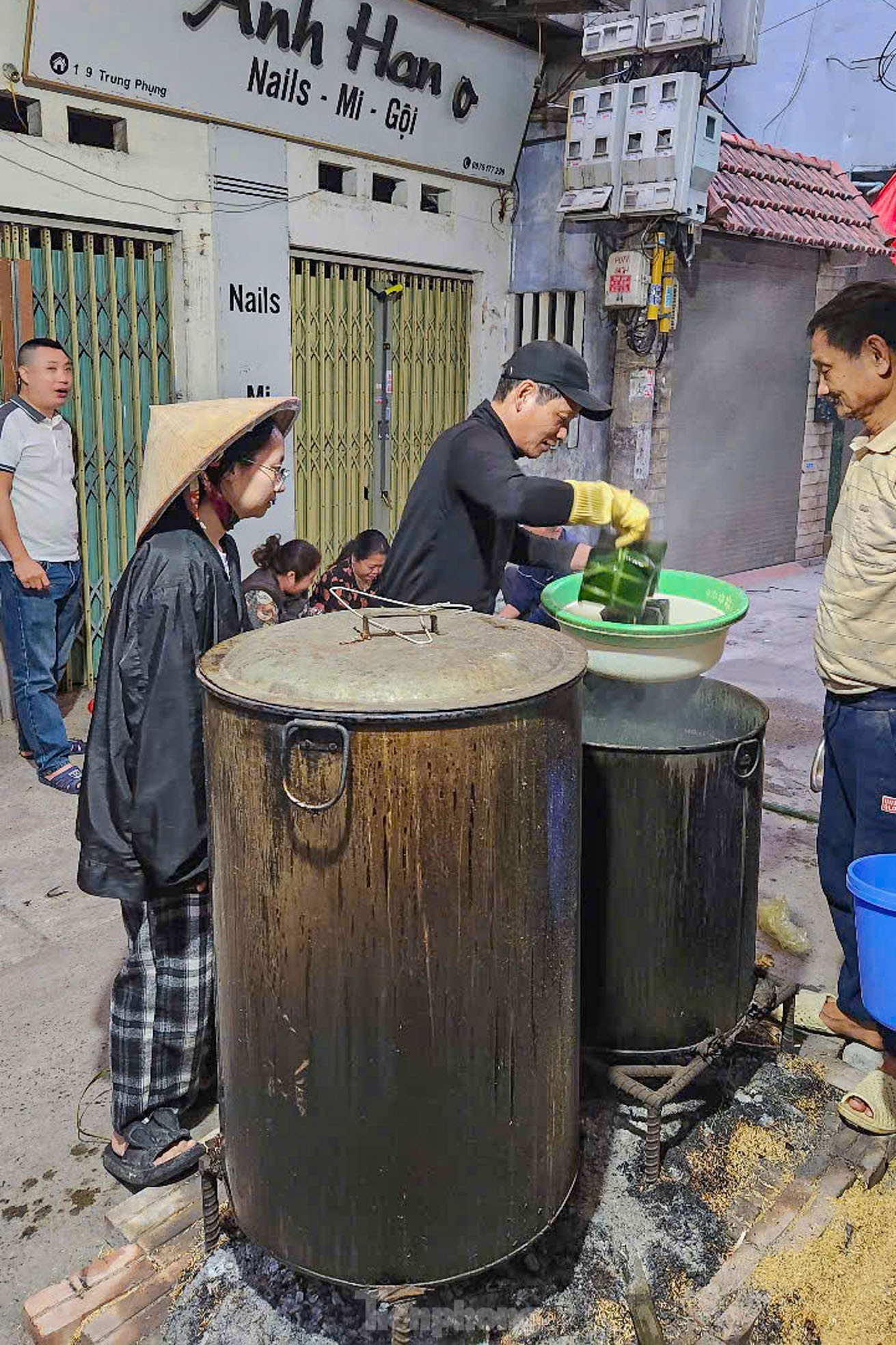 Người Hà Nội luộc bánh chưng trên vỉa hè, thức xuyên đêm chờ bánh chín ảnh 15