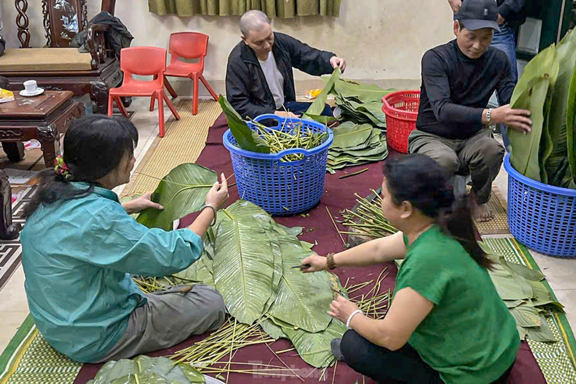 Người Hà Nội luộc bánh chưng trên vỉa hè, thức xuyên đêm chờ bánh chín ảnh 13