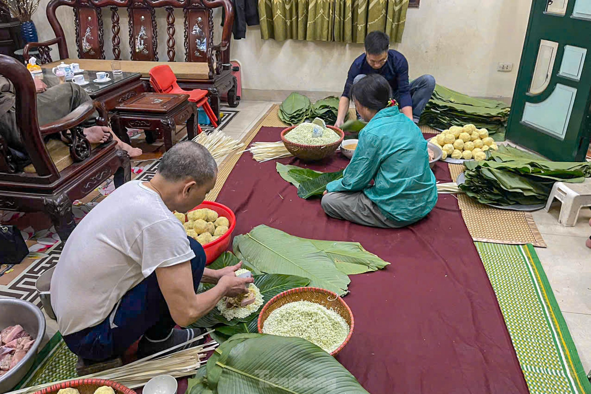 Người Hà Nội luộc bánh chưng trên vỉa hè, thức xuyên đêm chờ bánh chín ảnh 14