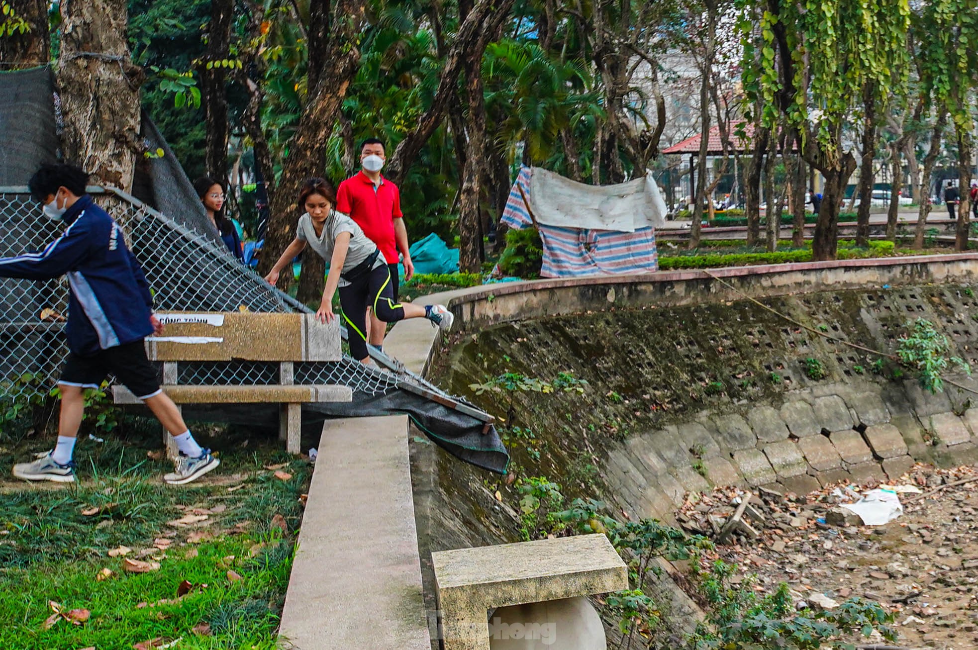 Bàn thờ, bát hương trôi nổi giữa lòng hồ công viên đang cải tạo ở Hà Nội ảnh 23