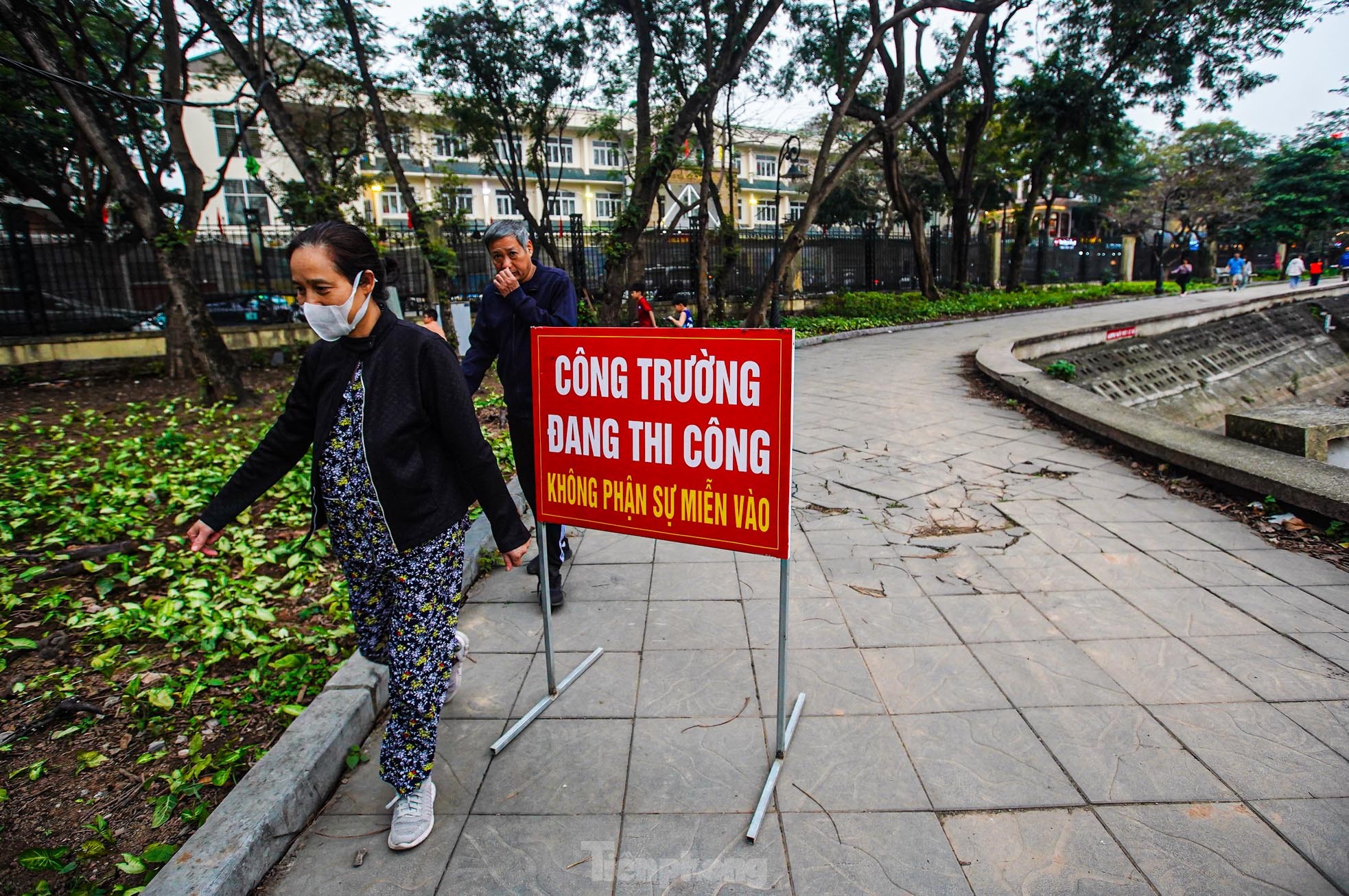 Bàn thờ, bát hương trôi nổi giữa lòng hồ công viên đang cải tạo ở Hà Nội ảnh 20