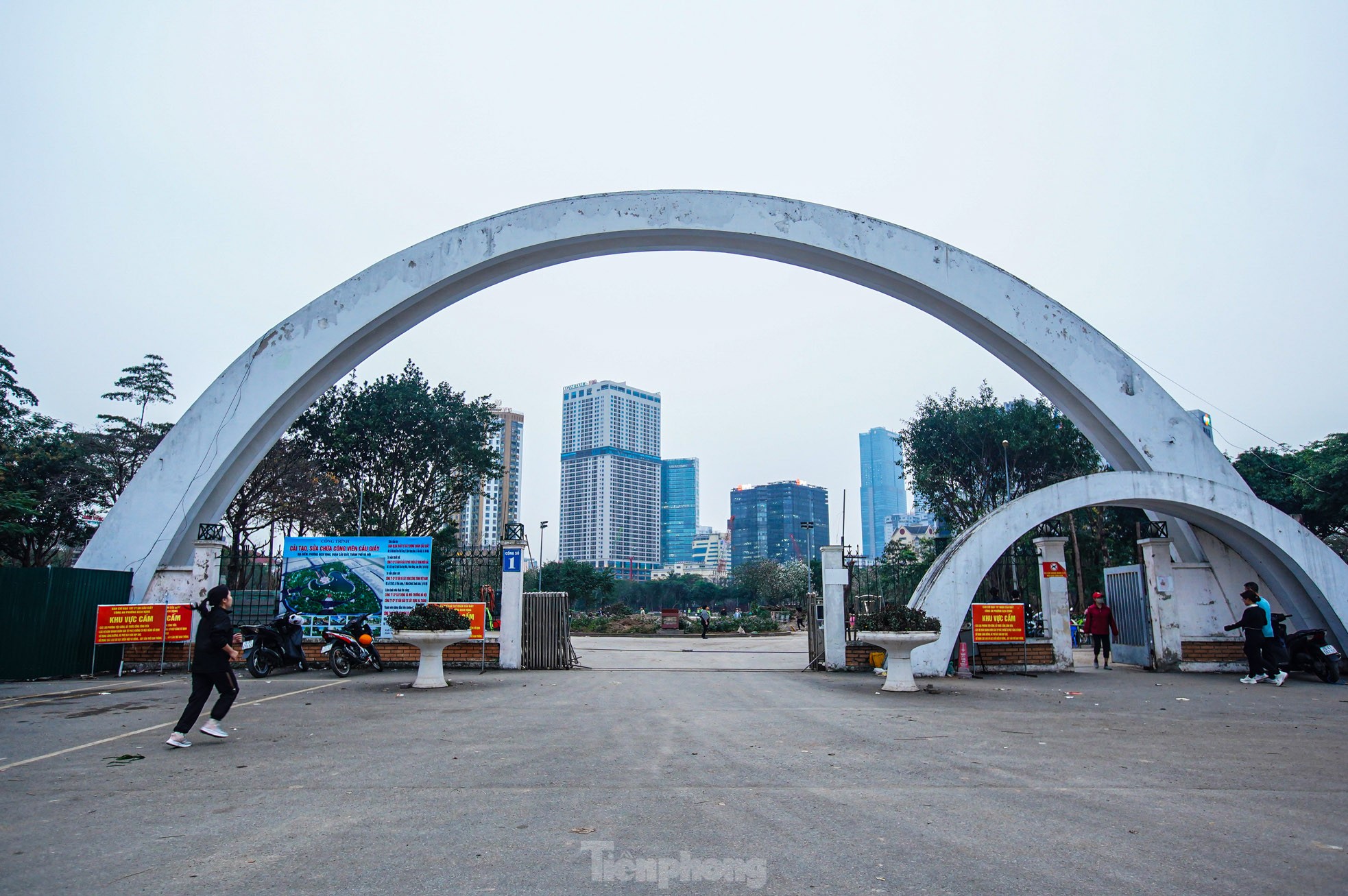 Bàn thờ, bát hương trôi nổi giữa lòng hồ công viên đang cải tạo ở Hà Nội ảnh 24