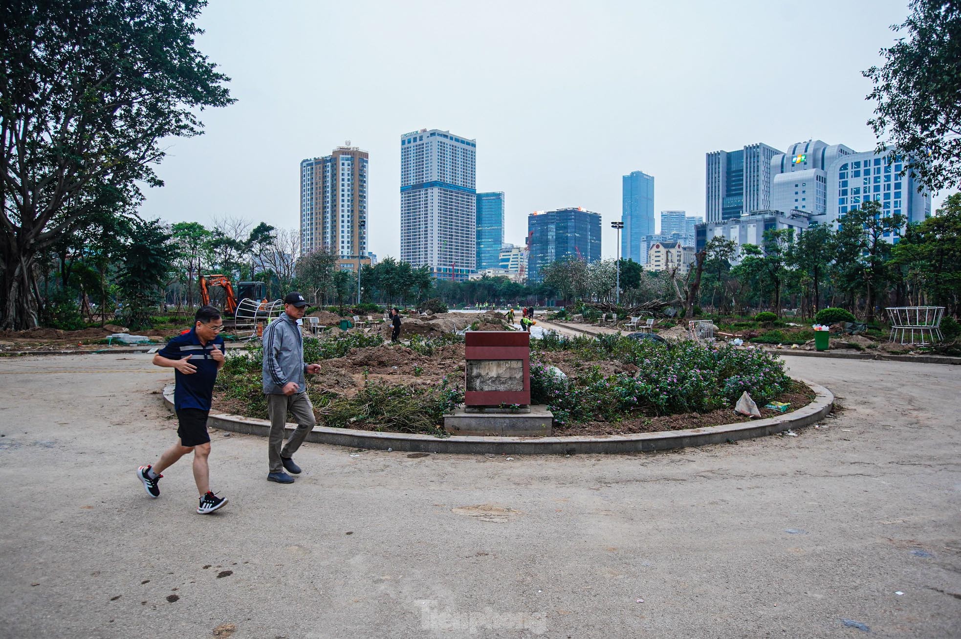 Bàn thờ, bát hương trôi nổi giữa lòng hồ công viên đang cải tạo ở Hà Nội ảnh 25