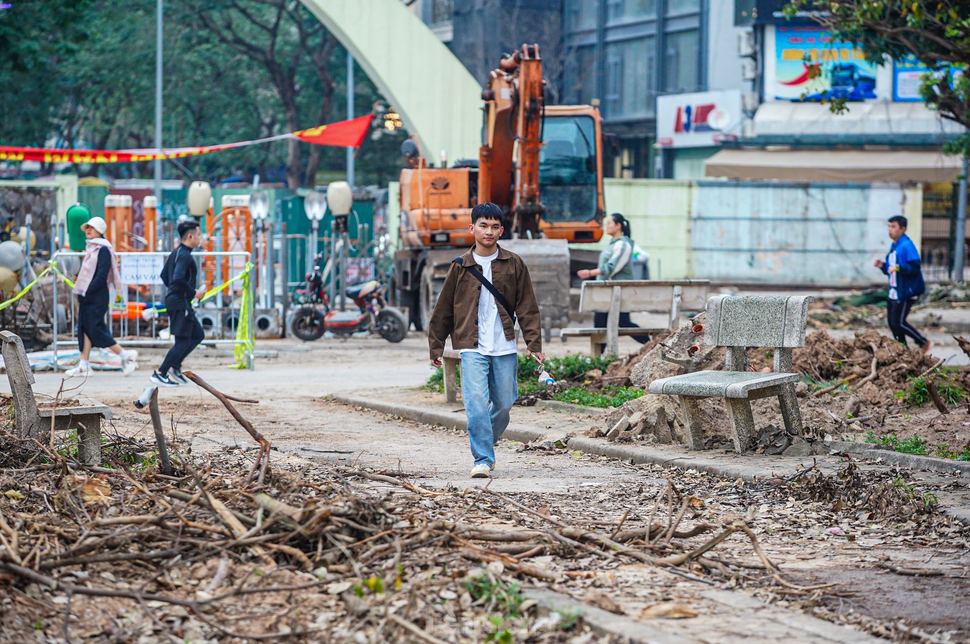 Bàn thờ, bát hương trôi nổi giữa lòng hồ công viên đang cải tạo ở Hà Nội ảnh 29