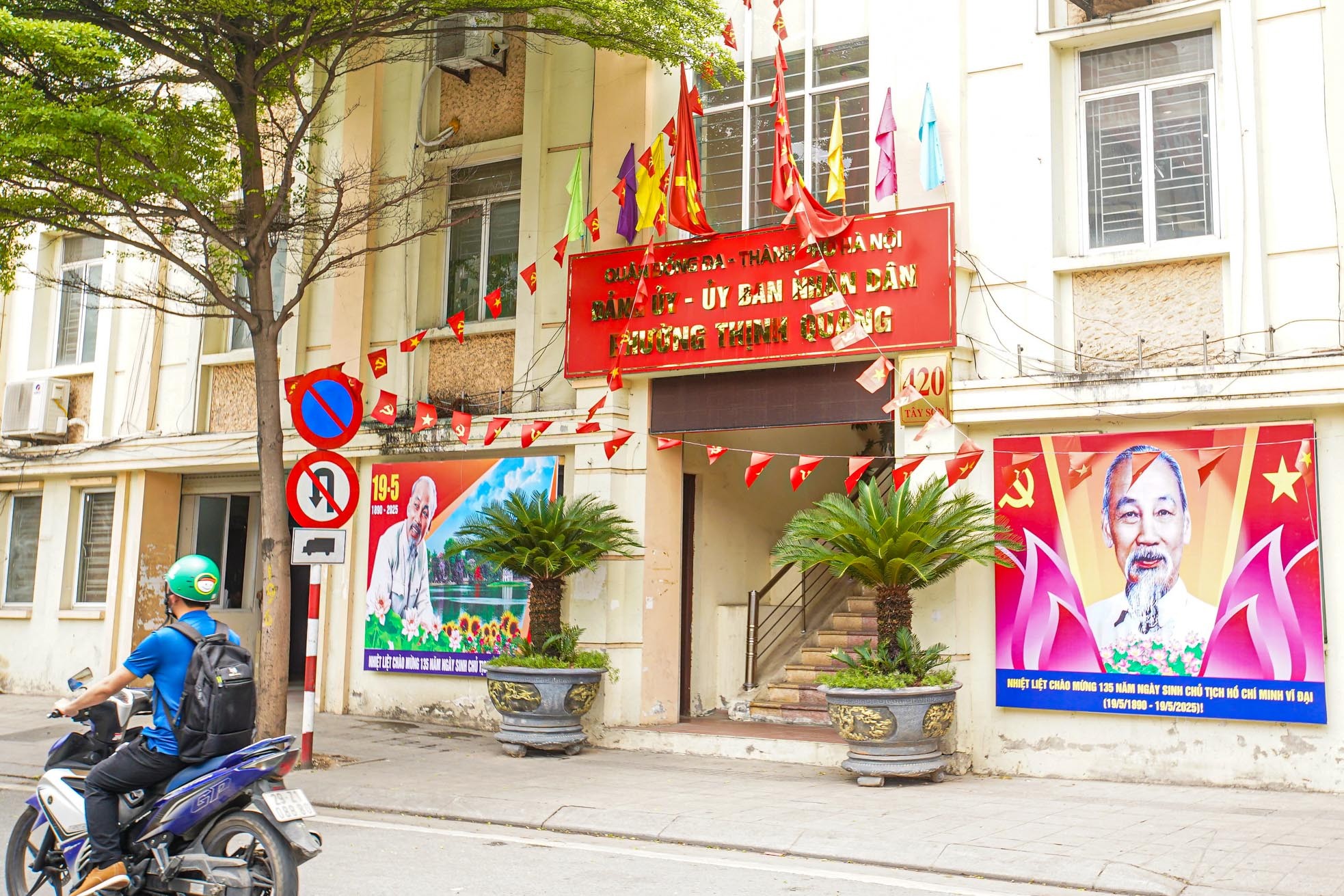 Hà Nội rực rỡ cờ hoa kỷ niệm 135 năm Ngày sinh Chủ tịch Hồ Chí Minh ảnh 16