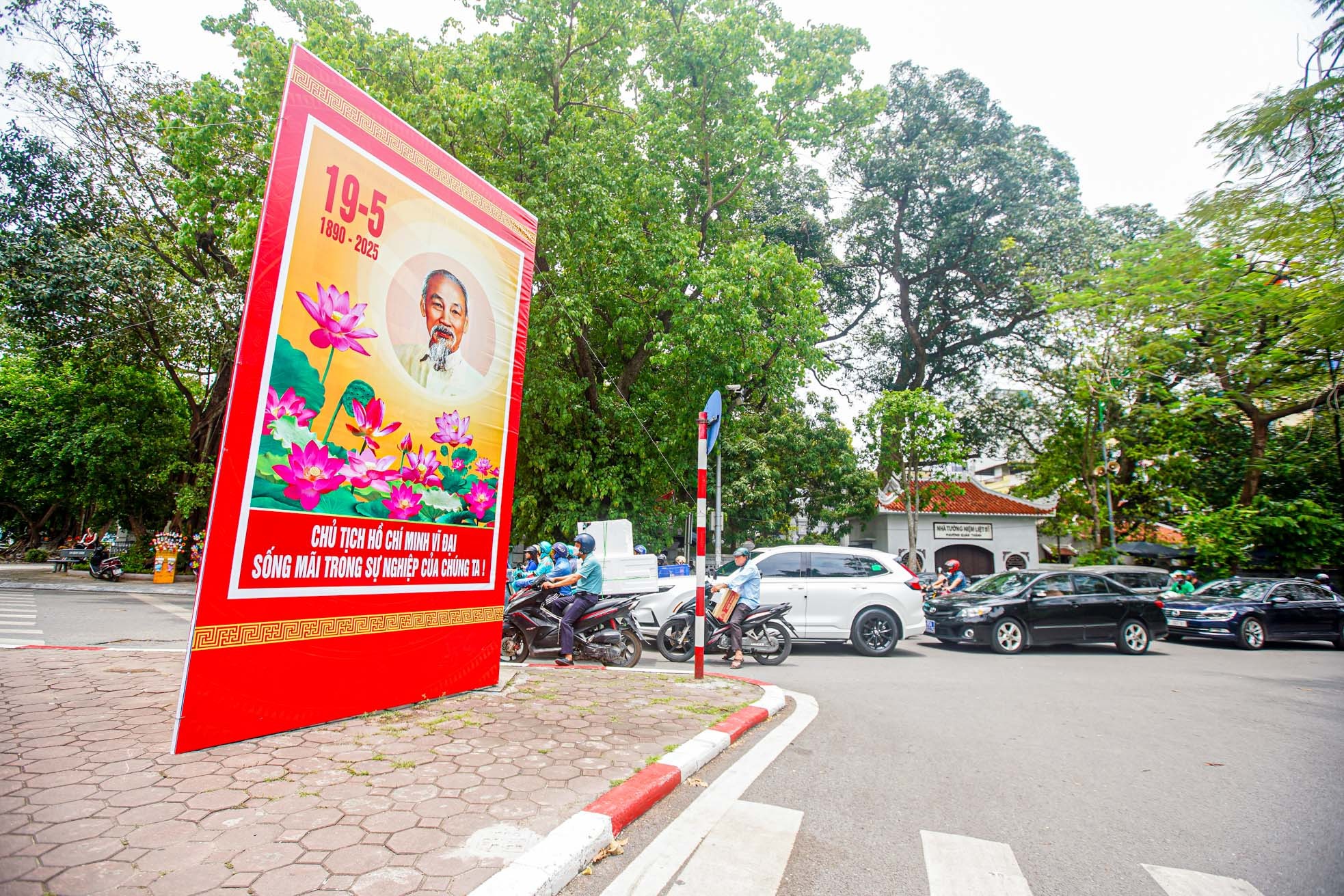 Hà Nội rực rỡ cờ hoa kỷ niệm 135 năm Ngày sinh Chủ tịch Hồ Chí Minh ảnh 6