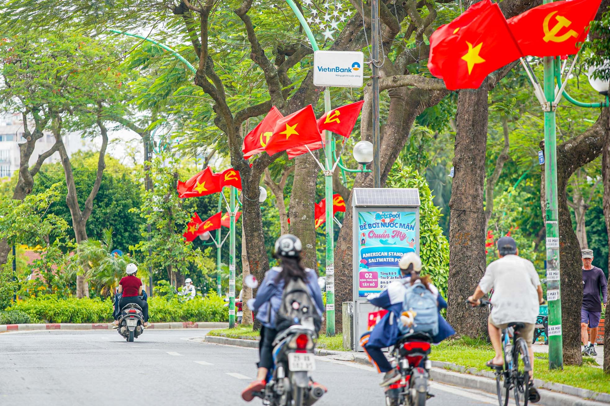 Hà Nội rực rỡ cờ hoa kỷ niệm 135 năm Ngày sinh Chủ tịch Hồ Chí Minh ảnh 9
