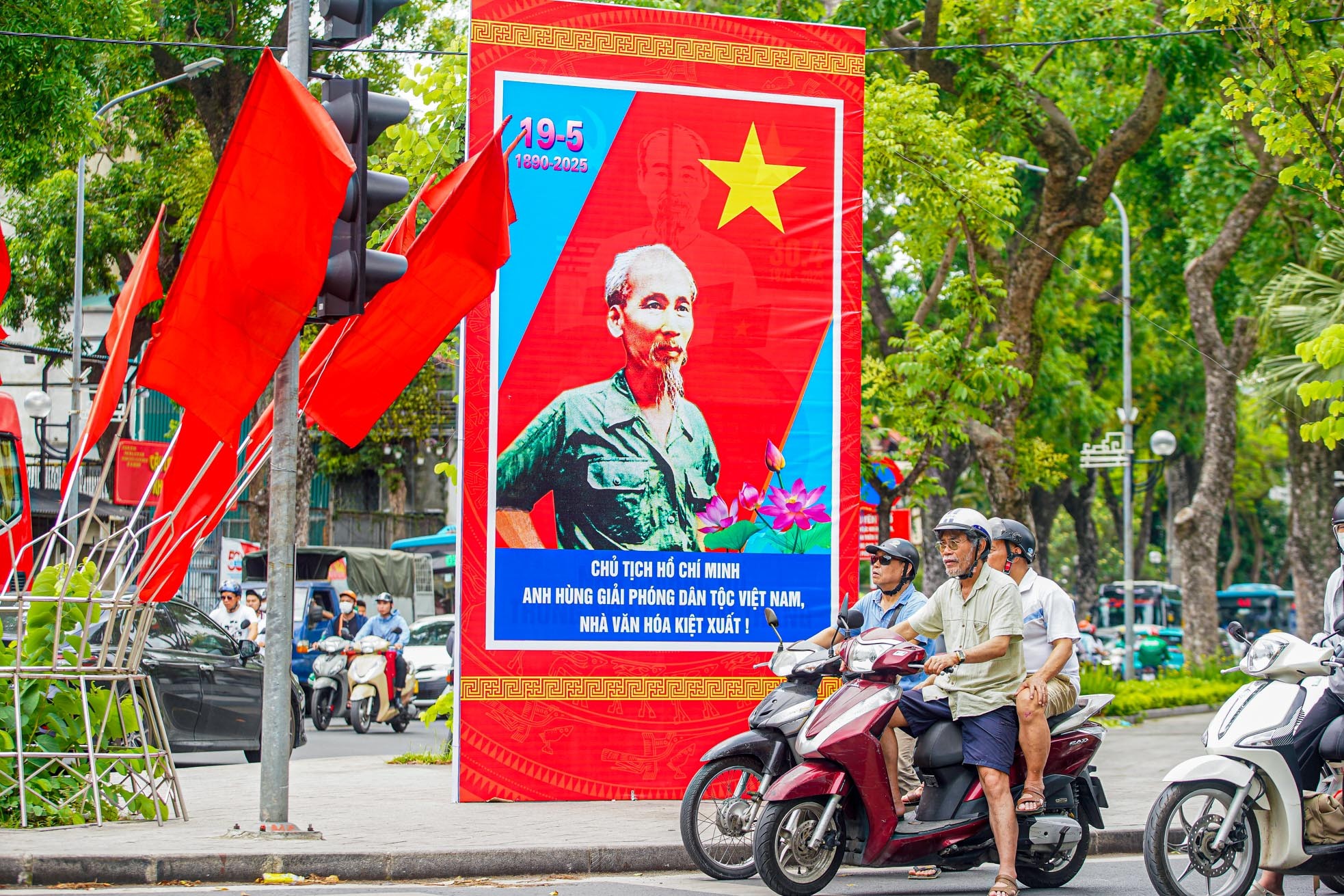 Hà Nội rực rỡ cờ hoa kỷ niệm 135 năm Ngày sinh Chủ tịch Hồ Chí Minh ảnh 10
