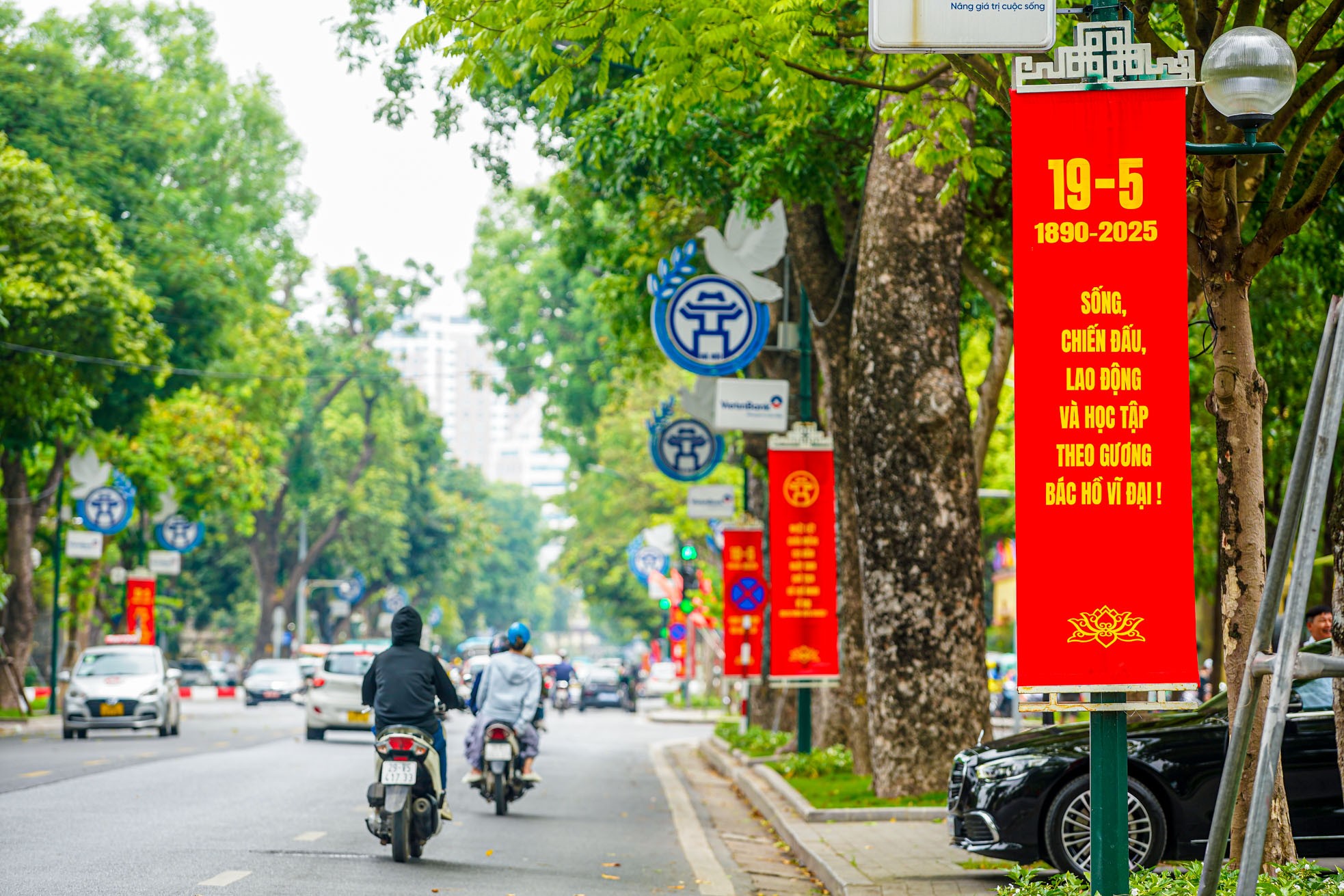 Hà Nội rực rỡ cờ hoa kỷ niệm 135 năm Ngày sinh Chủ tịch Hồ Chí Minh ảnh 11