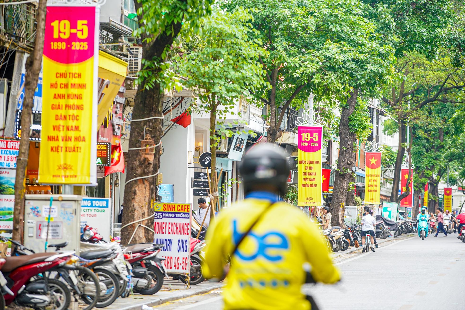 Hà Nội rực rỡ cờ hoa kỷ niệm 135 năm Ngày sinh Chủ tịch Hồ Chí Minh ảnh 13