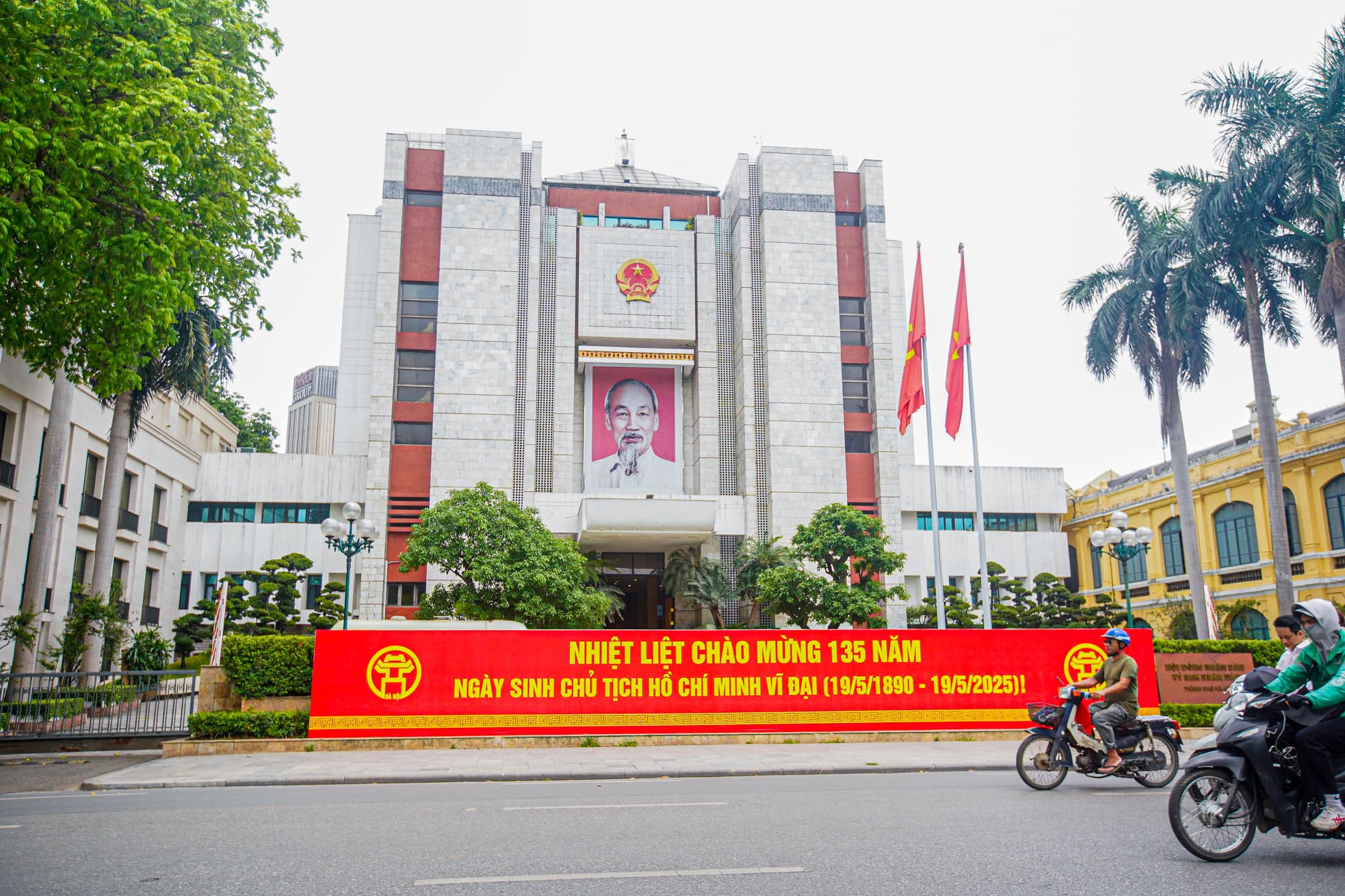 Hà Nội rực rỡ cờ hoa kỷ niệm 135 năm Ngày sinh Chủ tịch Hồ Chí Minh ảnh 14