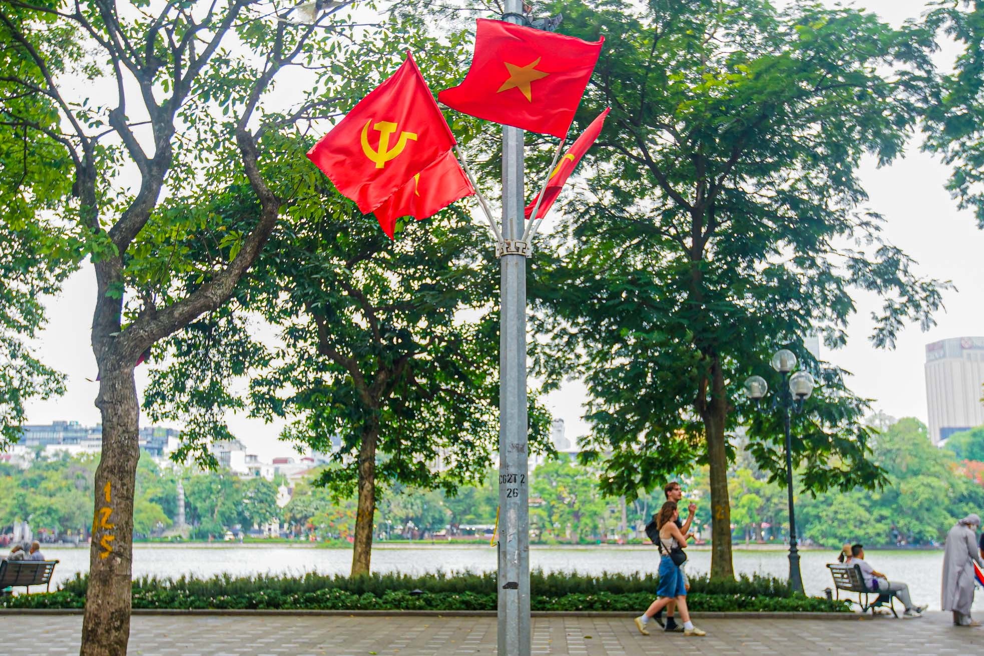 Hà Nội rực rỡ cờ hoa kỷ niệm 135 năm Ngày sinh Chủ tịch Hồ Chí Minh ảnh 15
