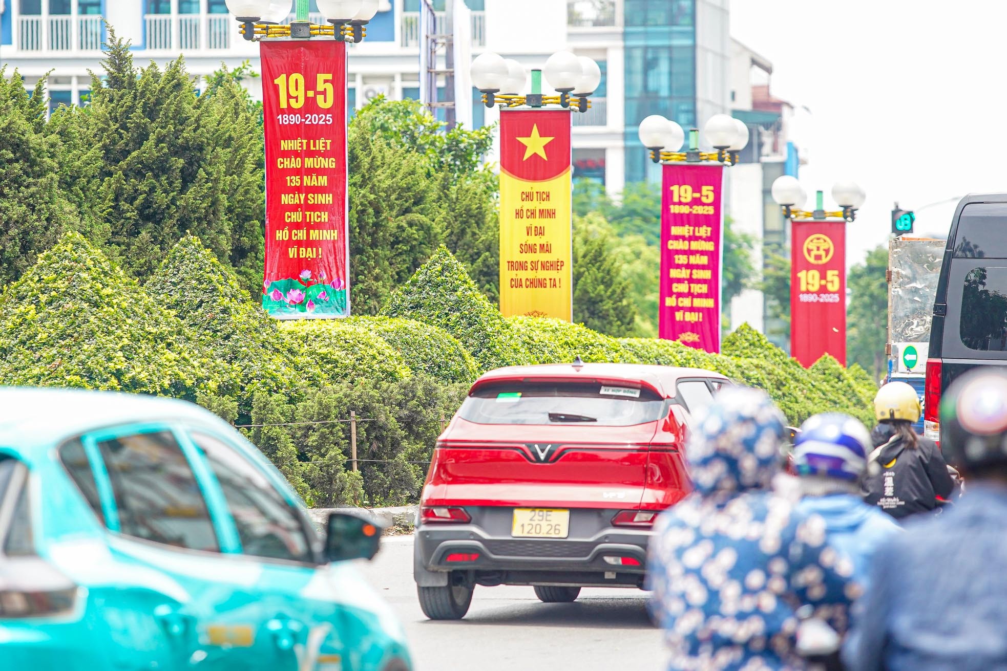 Hà Nội rực rỡ cờ hoa kỷ niệm 135 năm Ngày sinh Chủ tịch Hồ Chí Minh ảnh 2