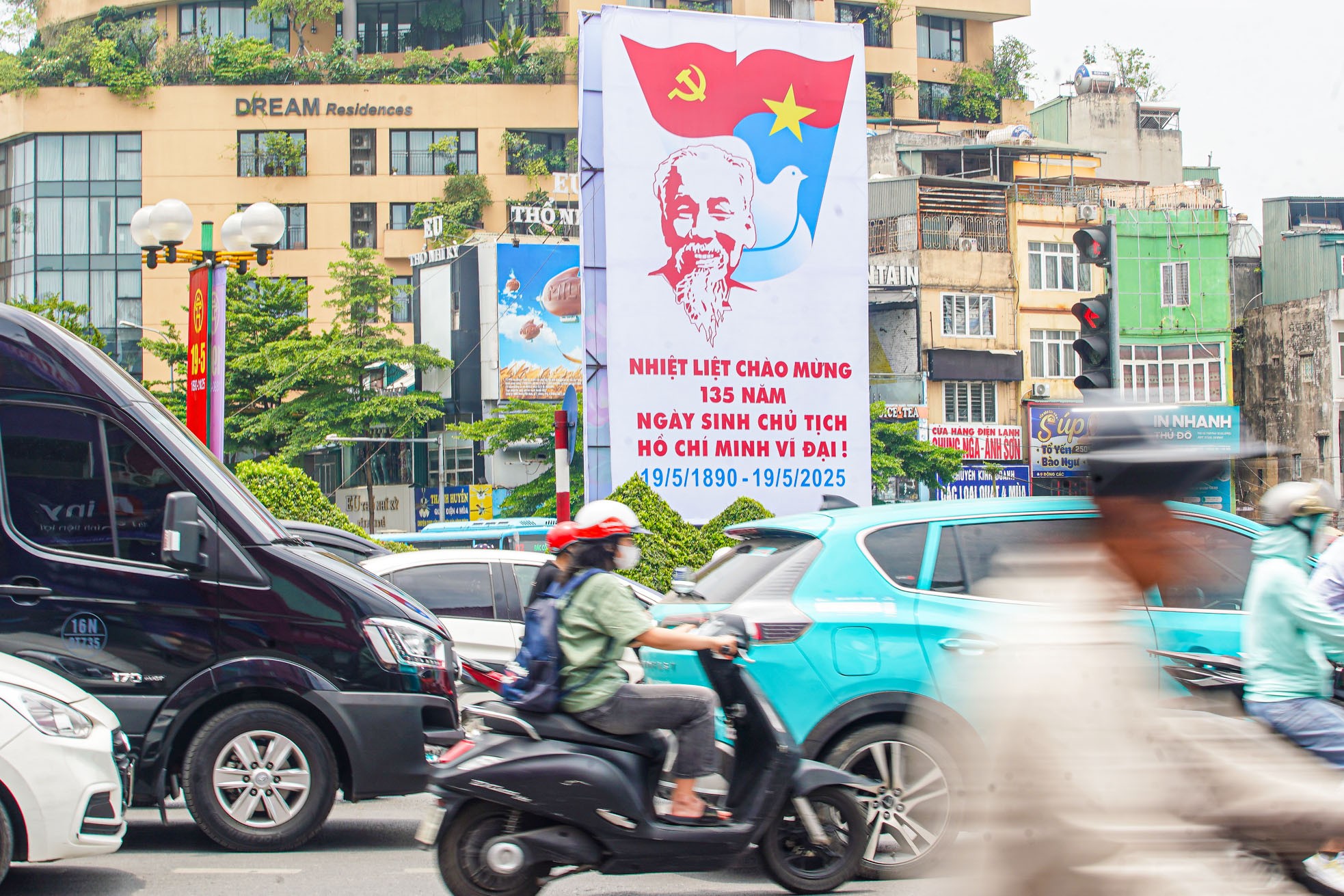 Hà Nội rực rỡ cờ hoa kỷ niệm 135 năm Ngày sinh Chủ tịch Hồ Chí Minh ảnh 3