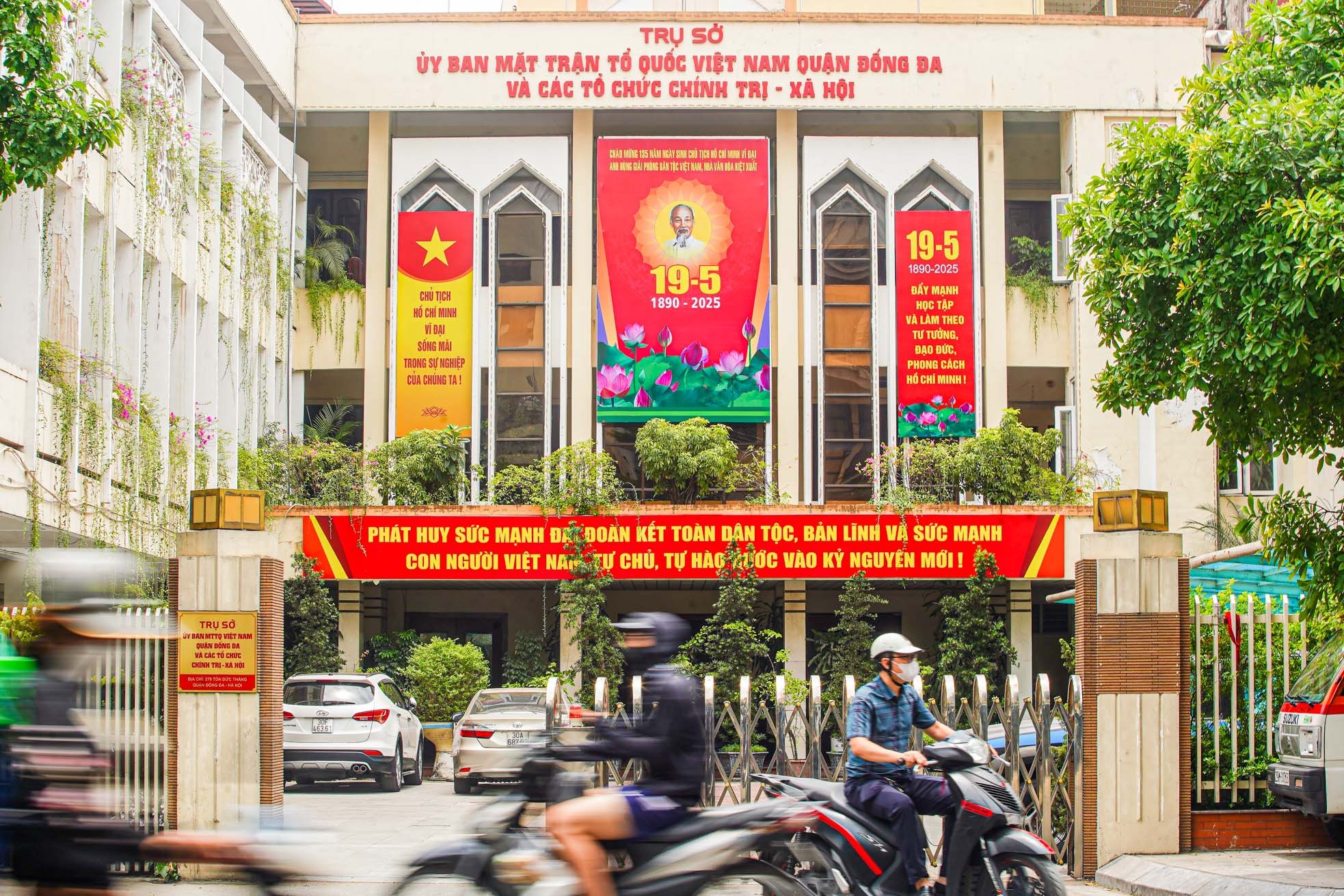 Hà Nội rực rỡ cờ hoa kỷ niệm 135 năm Ngày sinh Chủ tịch Hồ Chí Minh ảnh 4