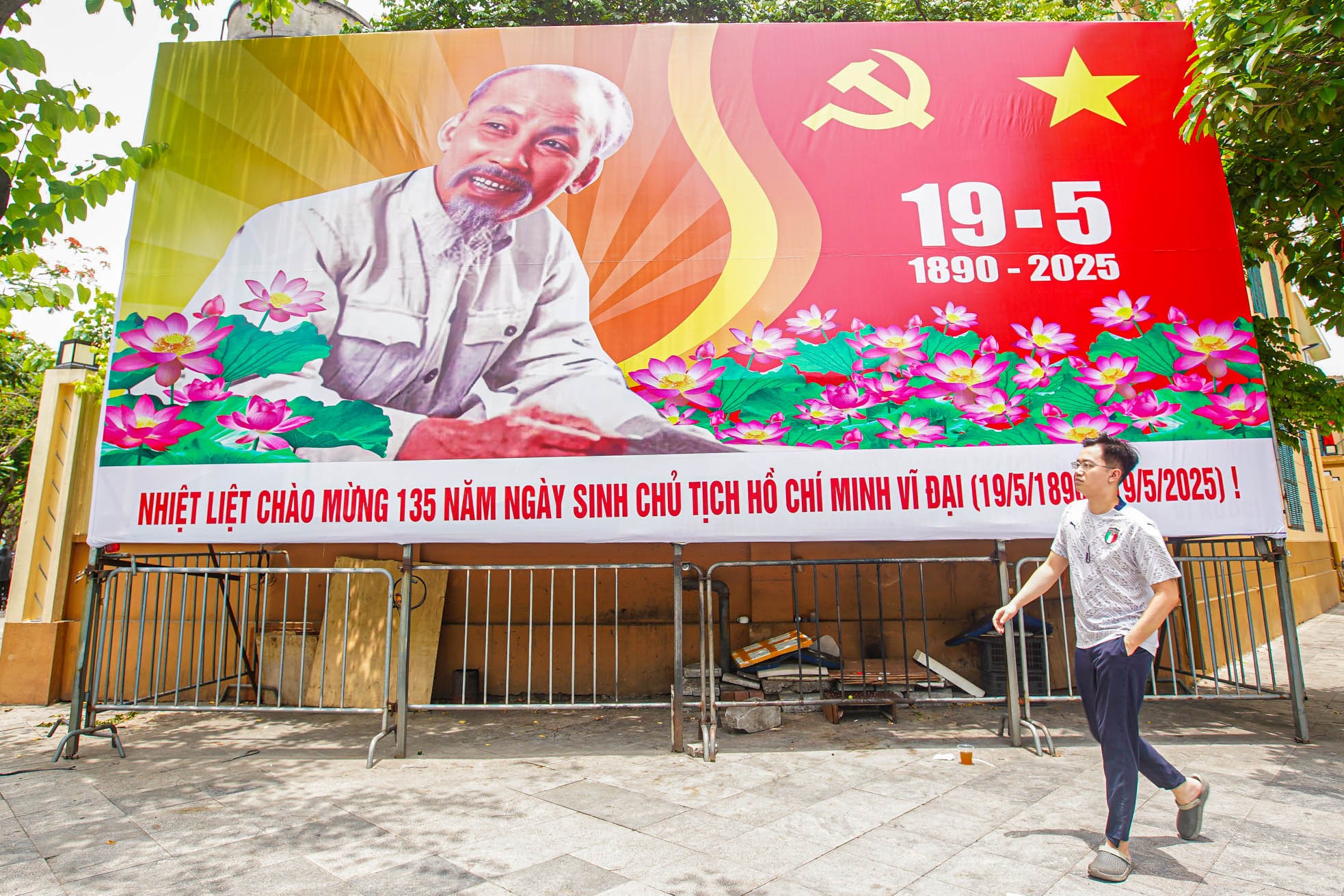 Hà Nội rực rỡ cờ hoa kỷ niệm 135 năm Ngày sinh Chủ tịch Hồ Chí Minh ảnh 5
