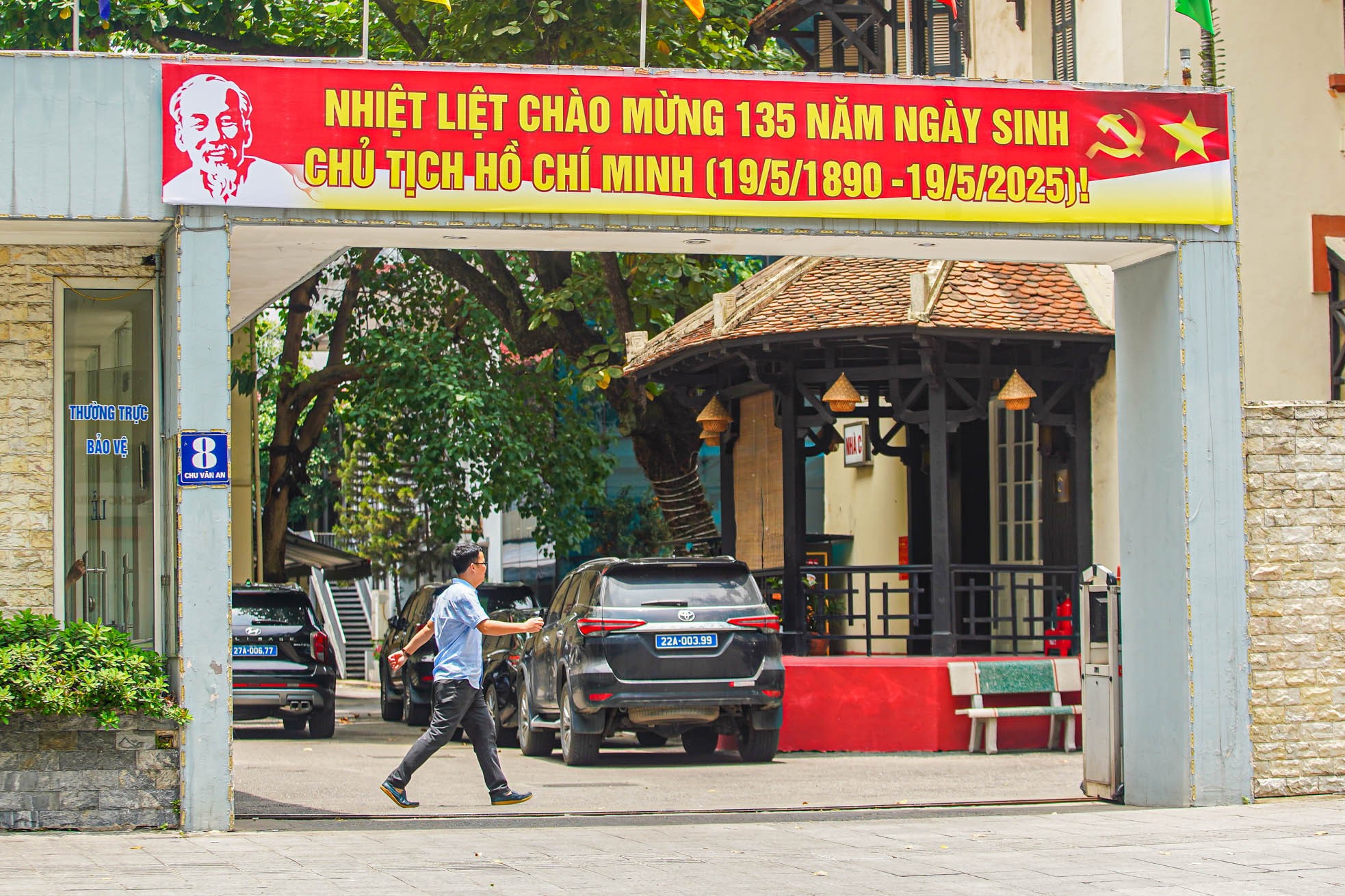Hà Nội rực rỡ cờ hoa kỷ niệm 135 năm Ngày sinh Chủ tịch Hồ Chí Minh ảnh 7