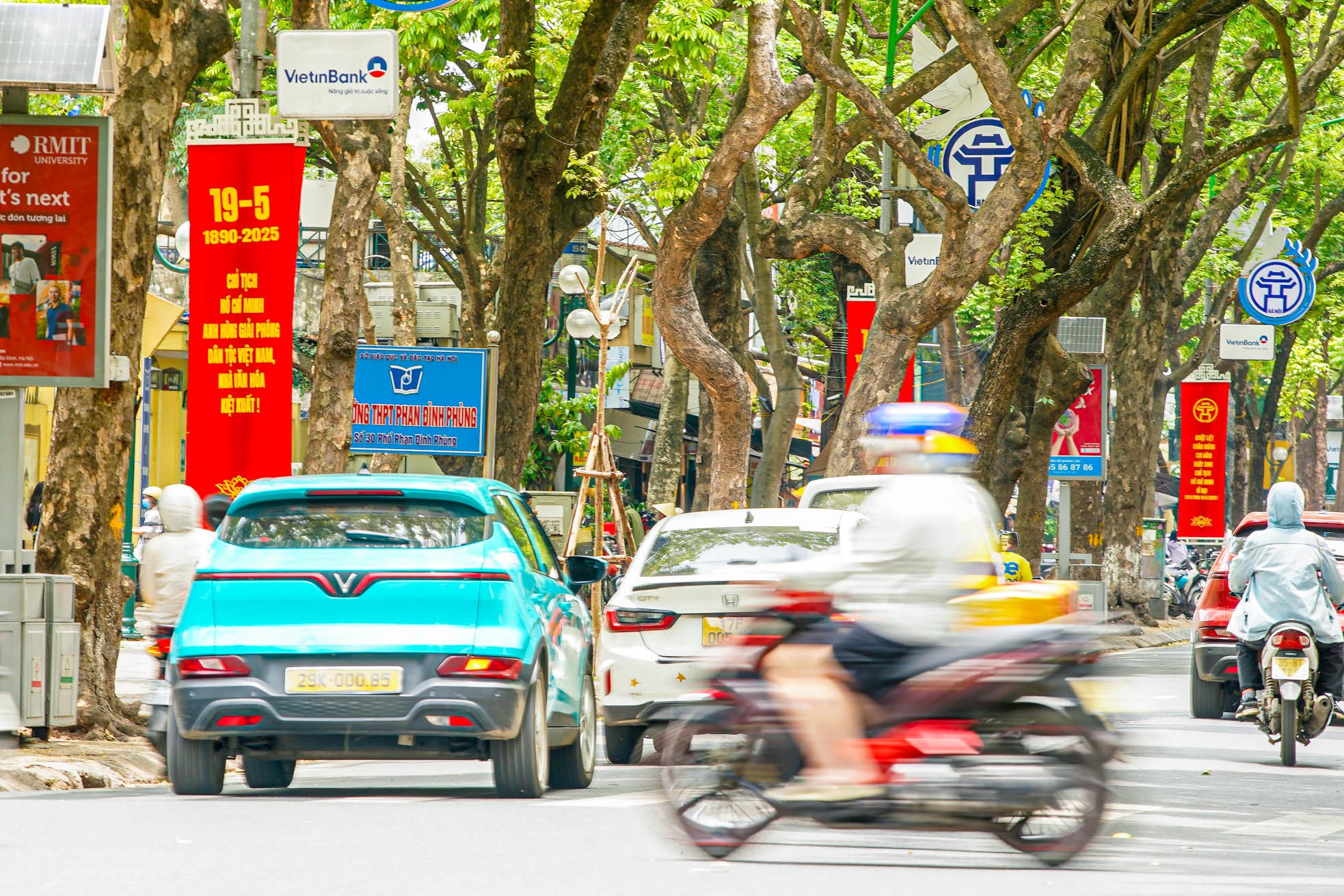 Hà Nội rực rỡ cờ hoa kỷ niệm 135 năm Ngày sinh Chủ tịch Hồ Chí Minh ảnh 8