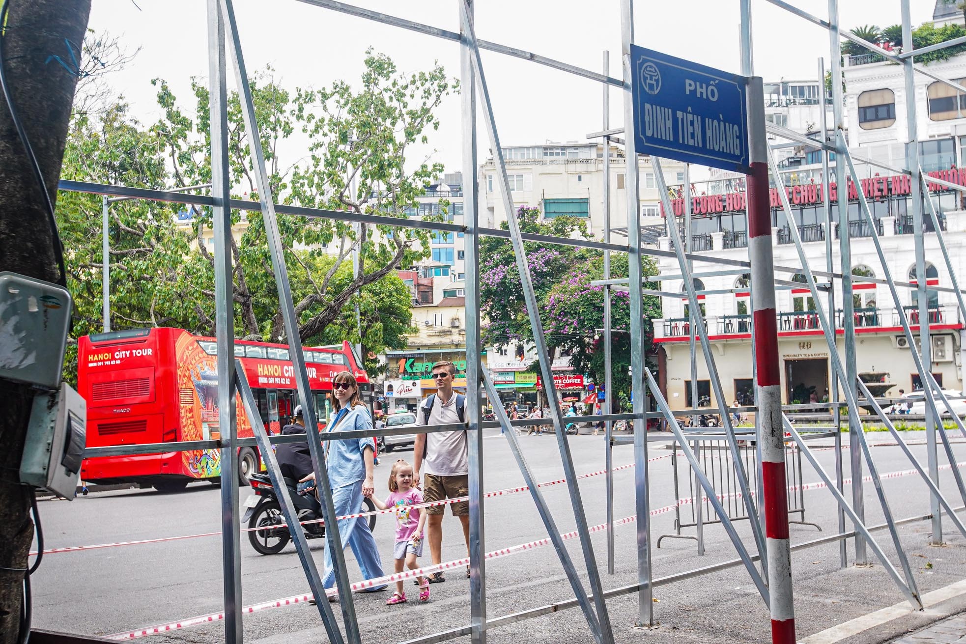 Hà Nội dựng rào chắn chuẩn bị phá dỡ tòa nhà Hàm cá mập ảnh 15