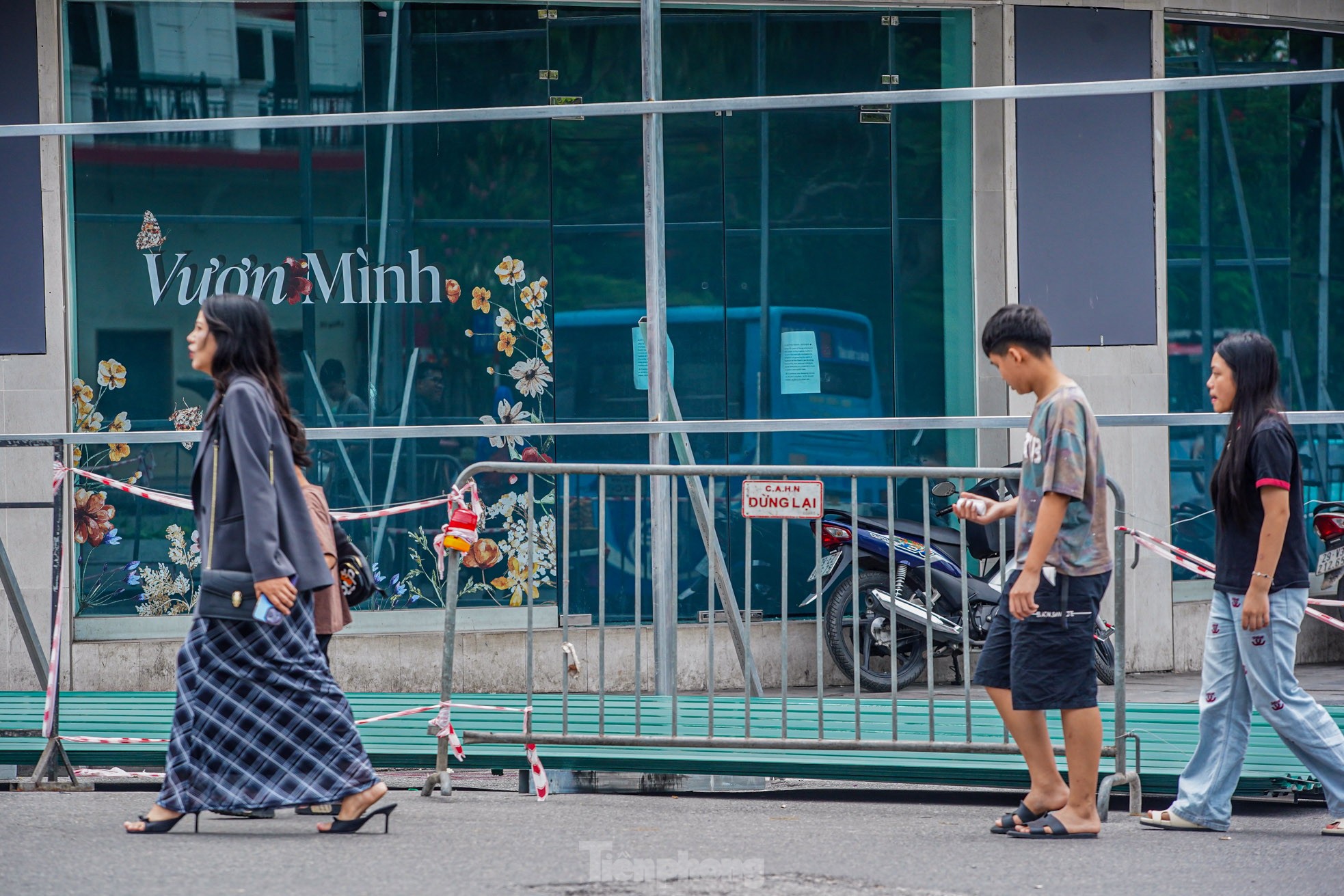 Hà Nội dựng rào chắn chuẩn bị phá dỡ tòa nhà Hàm cá mập ảnh 4
