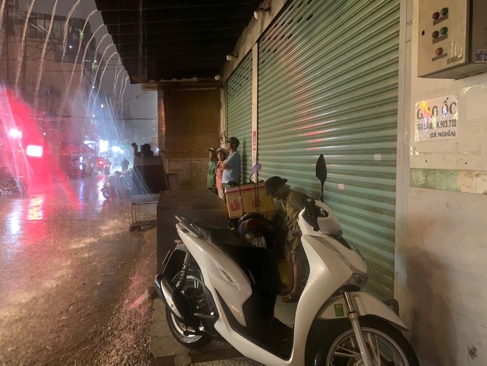 TPHCM mưa lớn kèm gió giật rất mạnh, có nơi cúp điện ảnh 1