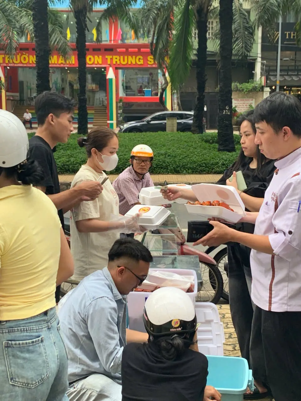 Điểm bán cua hấp trên vỉa hè TPHCM có gì đặc biệt mà khách chen kín mỗi chiều? ảnh 3
