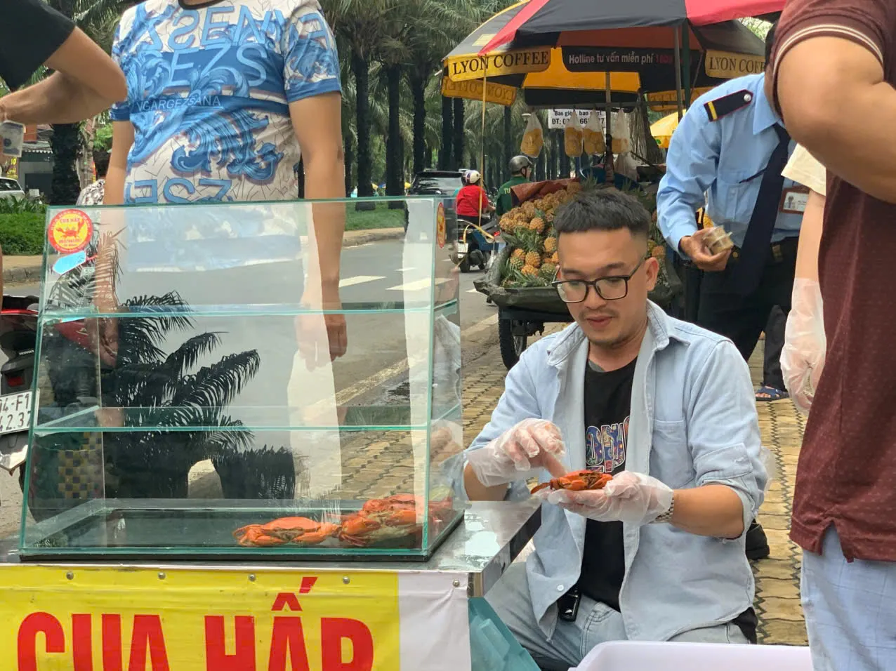Điểm bán cua hấp trên vỉa hè TPHCM có gì đặc biệt mà khách chen kín mỗi chiều? ảnh 5