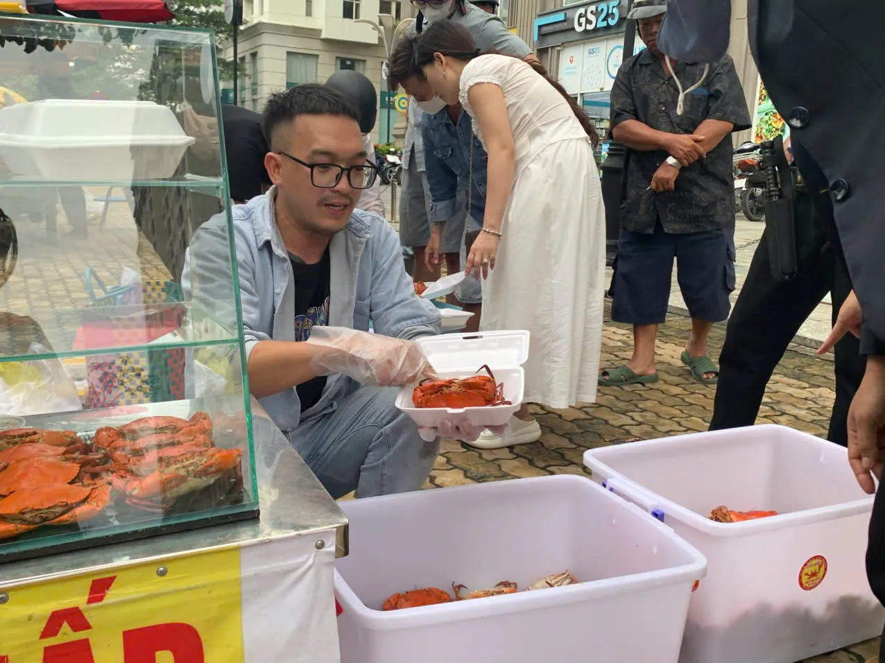Điểm bán cua hấp trên vỉa hè TPHCM có gì đặc biệt mà khách chen kín mỗi chiều? ảnh 6
