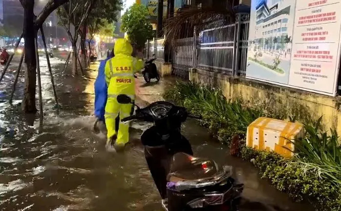 Mưa như trút, đường phố Đà Nẵng ngập nặng ảnh 3