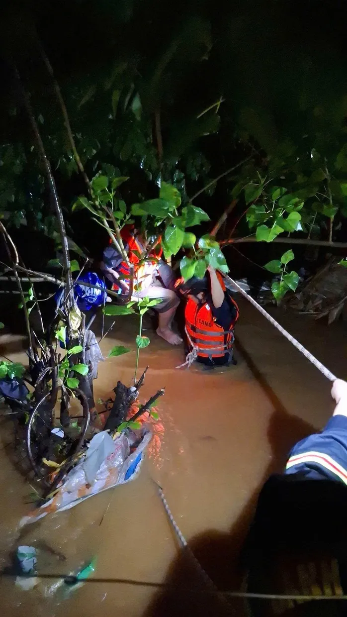 Mưa như trút, đường phố Đà Nẵng ngập nặng ảnh 6