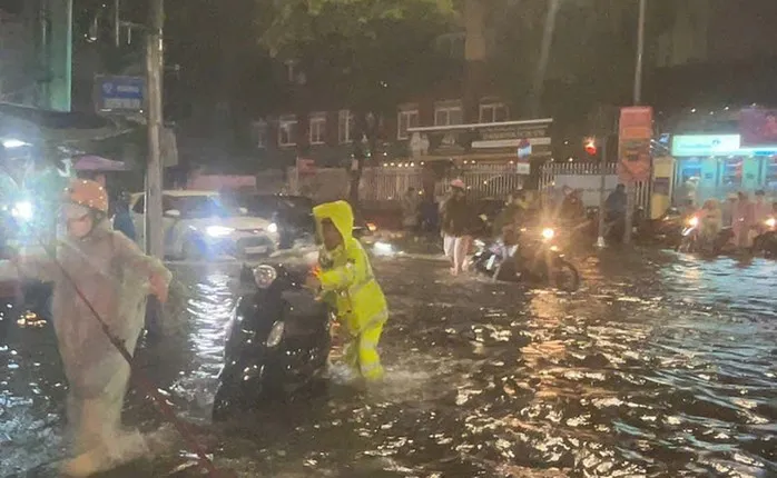 Mưa như trút, đường phố Đà Nẵng ngập nặng ảnh 4