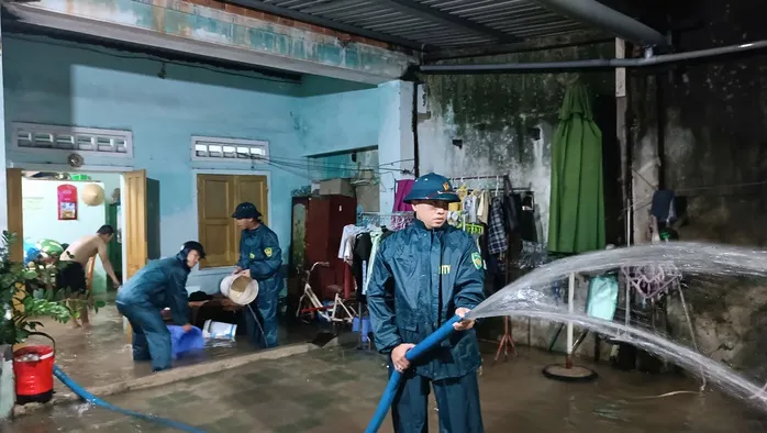 Mưa như trút, đường phố Đà Nẵng ngập nặng ảnh 2