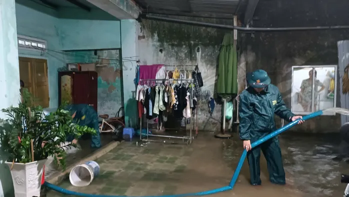 Mưa như trút, đường phố Đà Nẵng ngập nặng ảnh 1