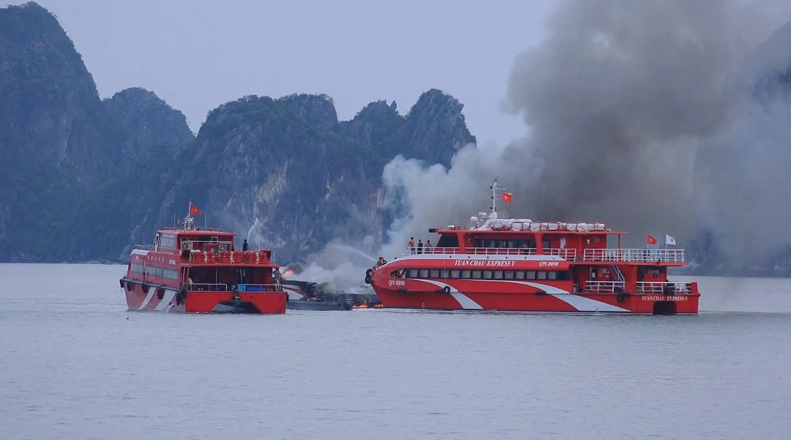 Tàu cao tốc cháy ngùn ngụt, 5 người nhảy xuống biển thoát thân ảnh 4