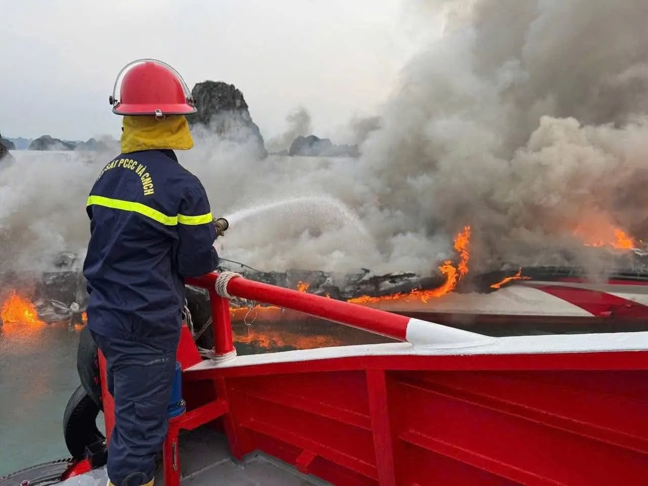Tàu cao tốc cháy ngùn ngụt, 5 người nhảy xuống biển thoát thân ảnh 3