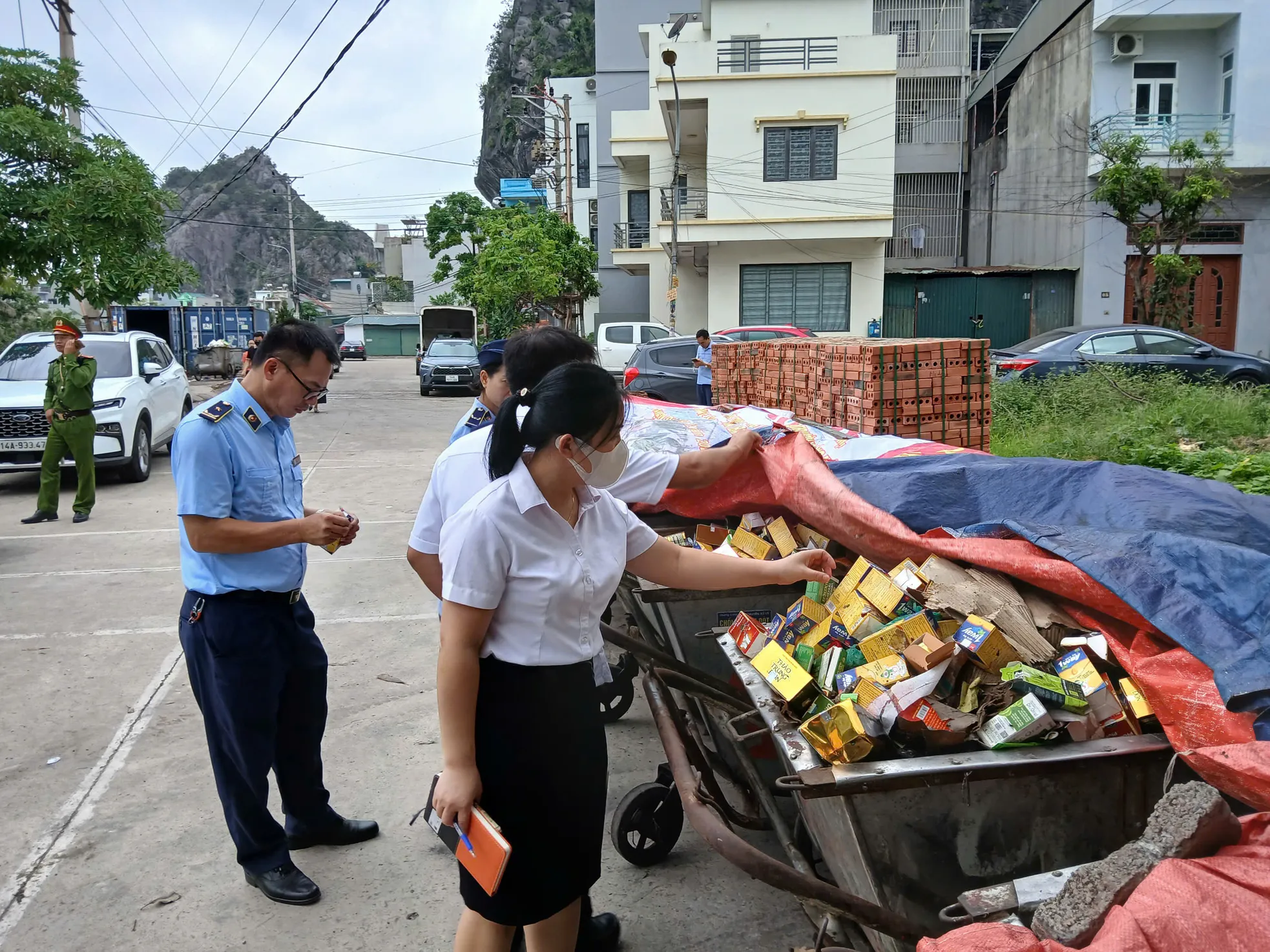 Phát hiện hàng vạn hộp thực phẩm chức năng hết hạn bị đổ tại điểm tập kết rác ở Hạ Long ảnh 3
