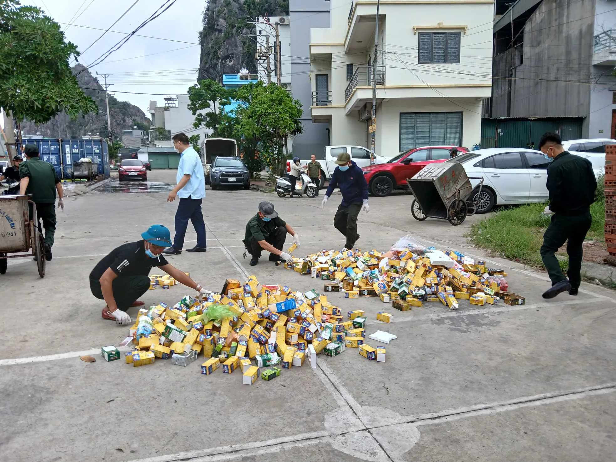 Phát hiện hàng vạn hộp thực phẩm chức năng hết hạn bị đổ tại điểm tập kết rác ở Hạ Long ảnh 6