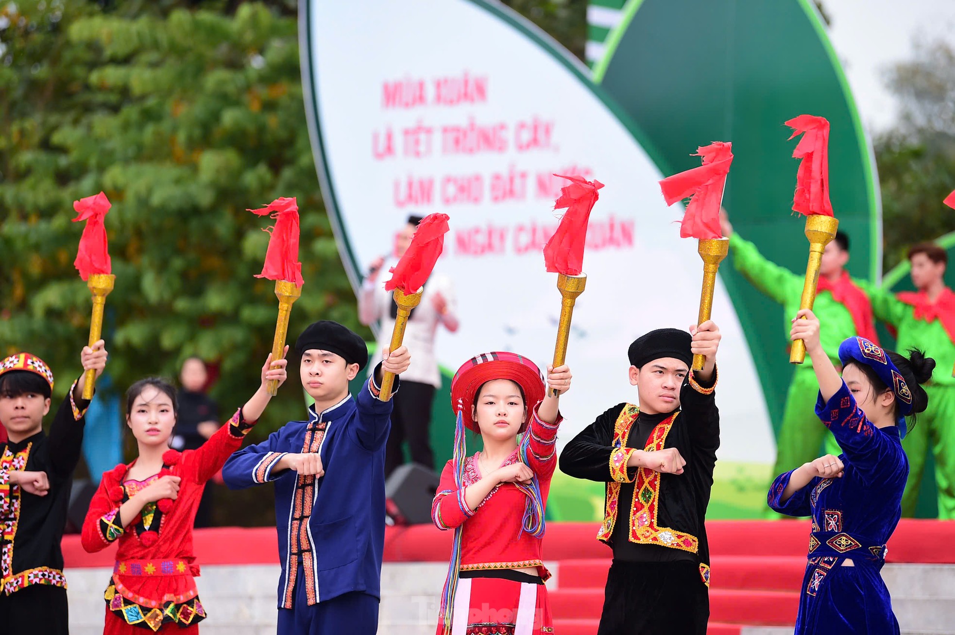 Trung ương Đoàn phát động Tết trồng cây và thi đua chào mừng Đại hội Đảng các cấp ảnh 2