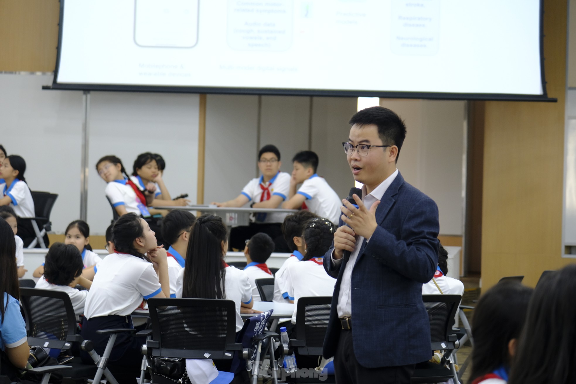 Đại biểu Cháu ngoan Bác Hồ trải nghiệm không gian sáng tạo tại các tập đoàn hàng đầu Việt Nam ảnh 7