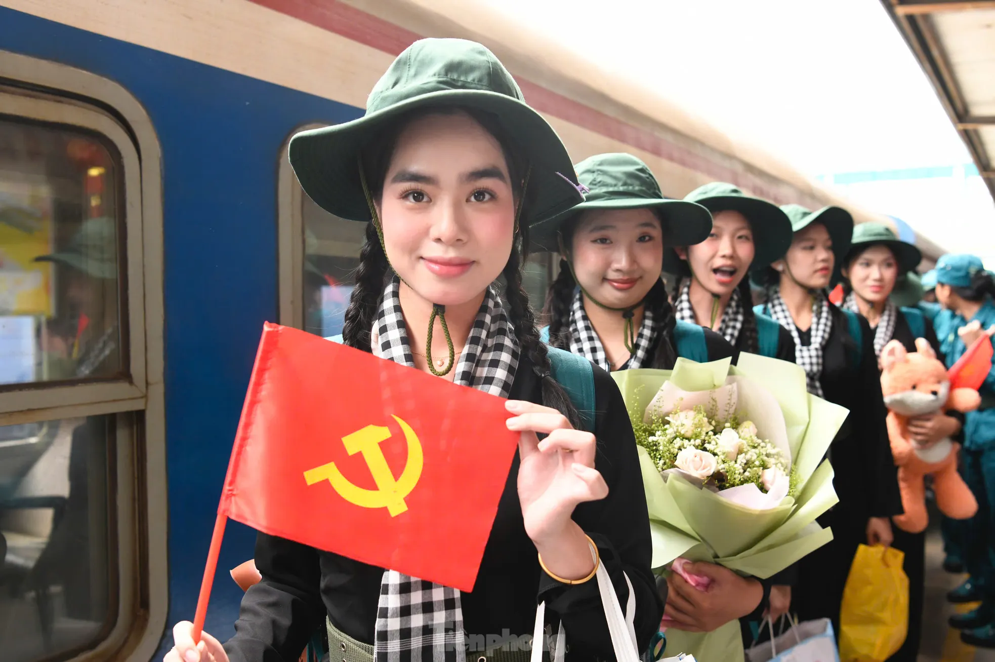 Nét đẹp nữ chiến sĩ sao vuông và du kích miền Nam trong nắng hạ Thủ đô ảnh 1