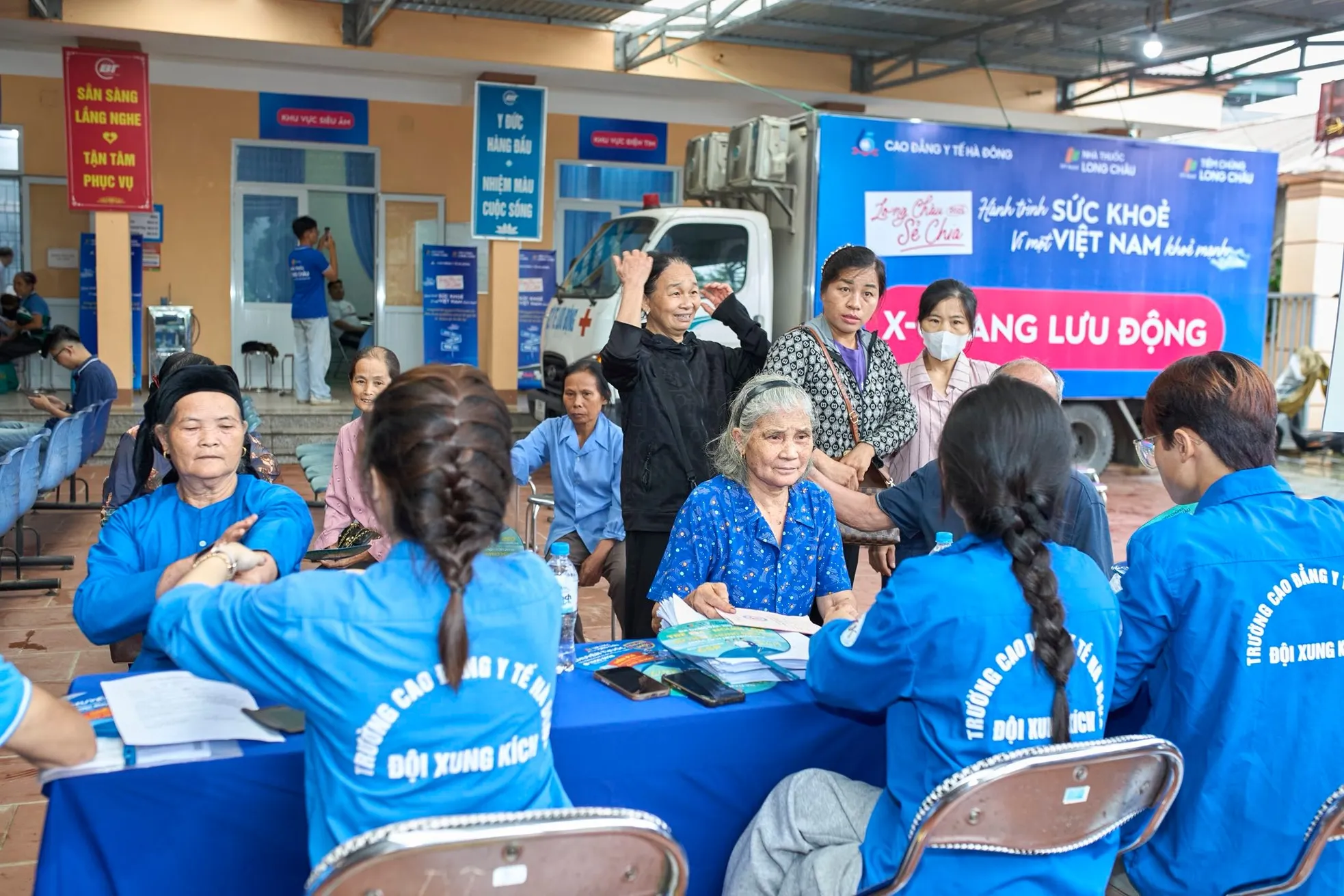 Sinh viên blouse trắng thắp sáng bản làng Bắc Kạn ảnh 1