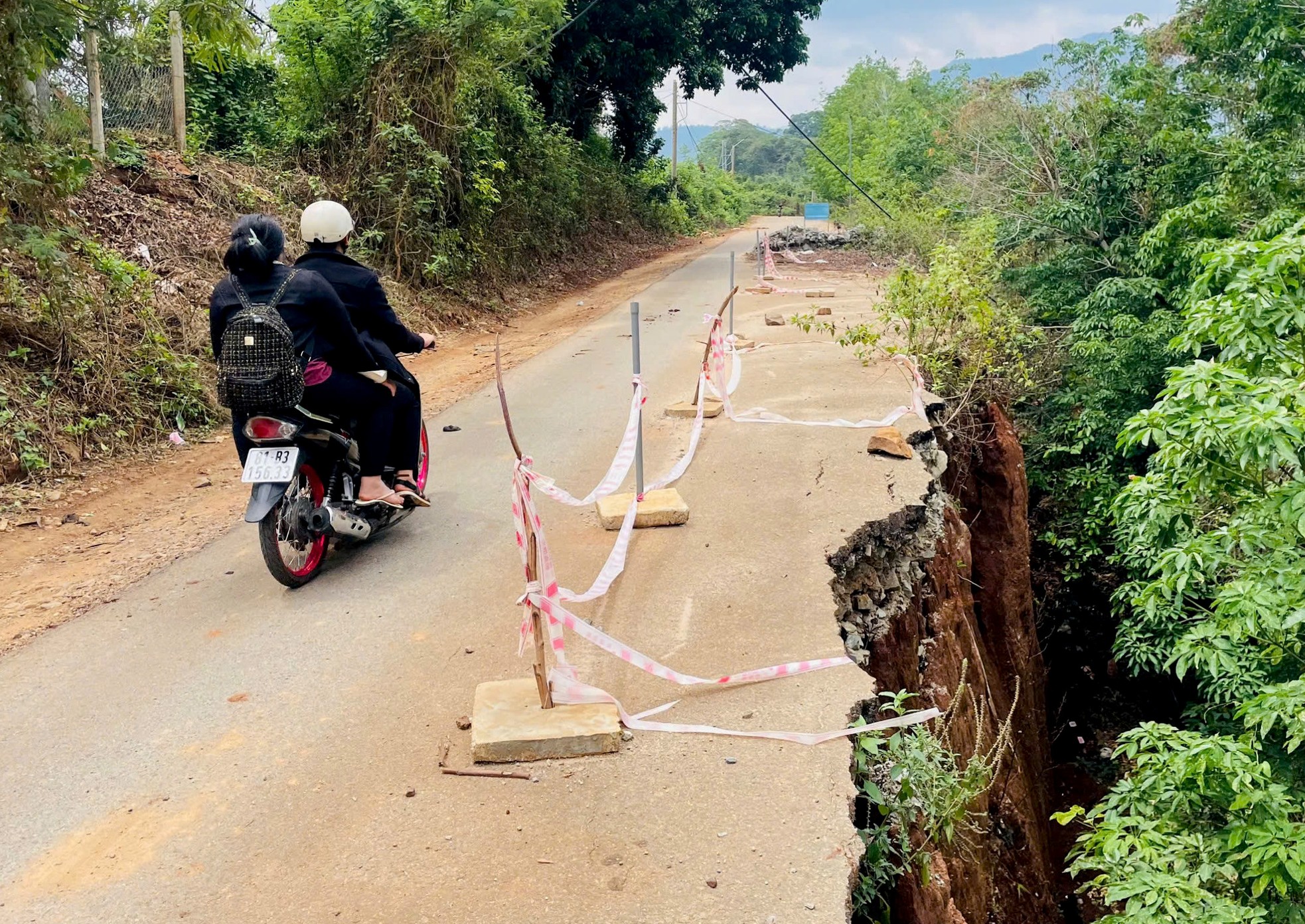 Nín thở qua đoạn đường bị sạt lở như vực thẳm ảnh 2
