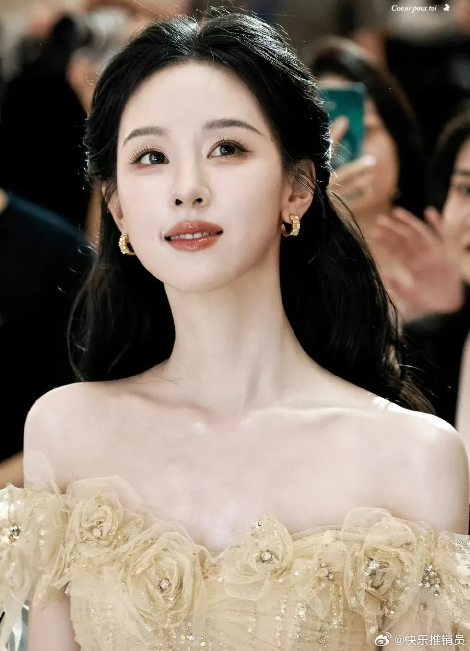 Mỹ nữ khiến 5 triệu người muốn kết hôn - Ảnh 2. Mỹ nữ khiến 5 triệu người muốn kết hôn - Ảnh 2.