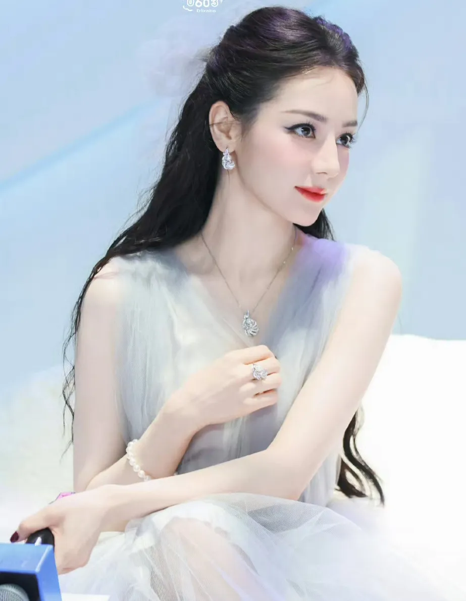 Nhan sắc Địch Lệ Nhiệt Ba gây trầm trồ ảnh 7