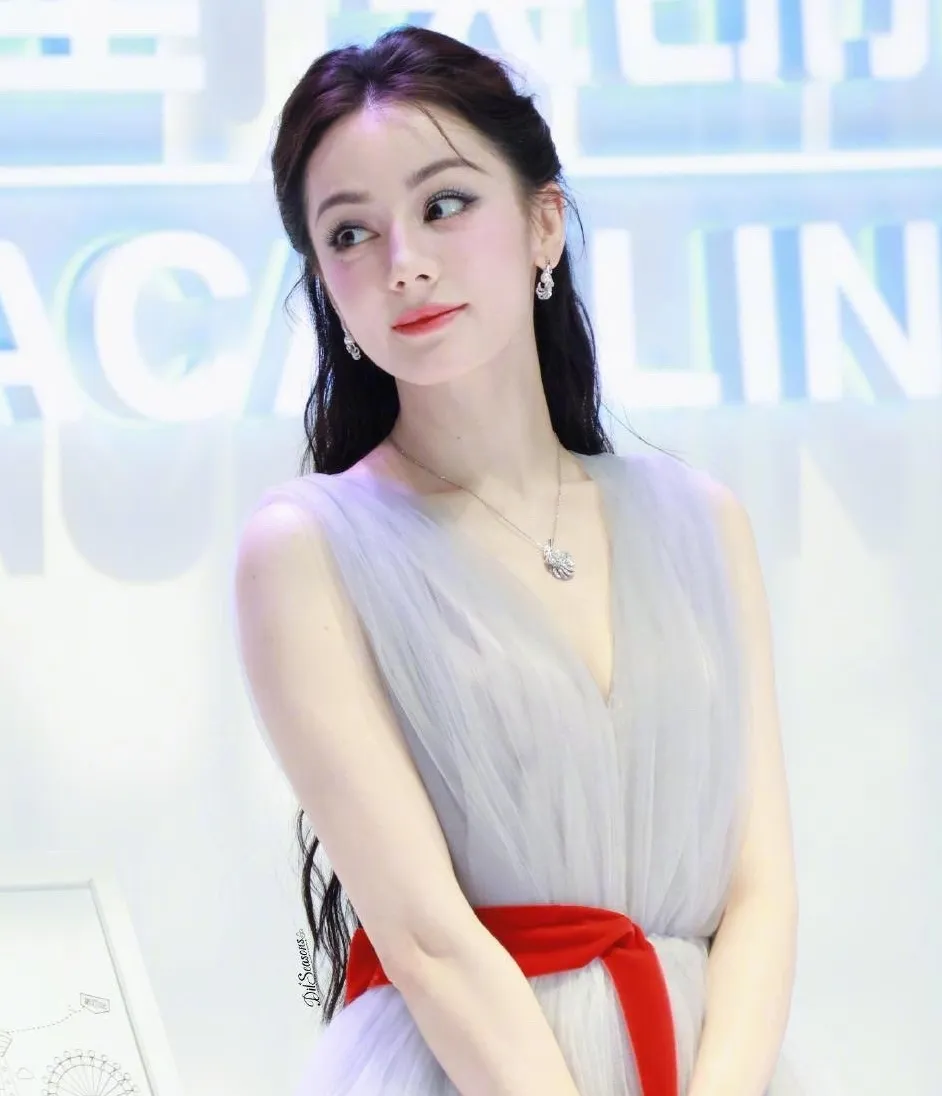 Nhan sắc Địch Lệ Nhiệt Ba gây trầm trồ ảnh 8