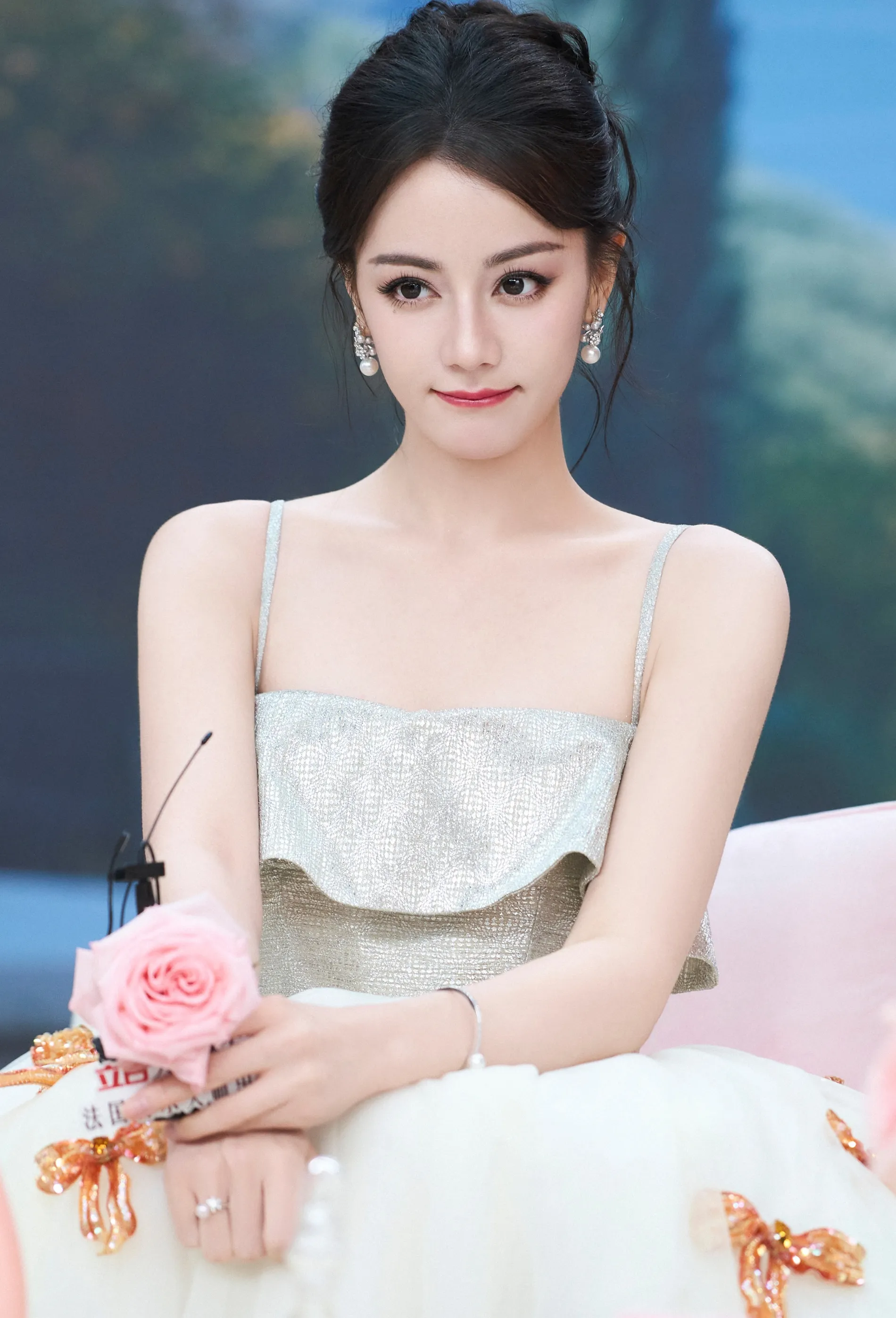 Nhan sắc Địch Lệ Nhiệt Ba gây trầm trồ ảnh 13